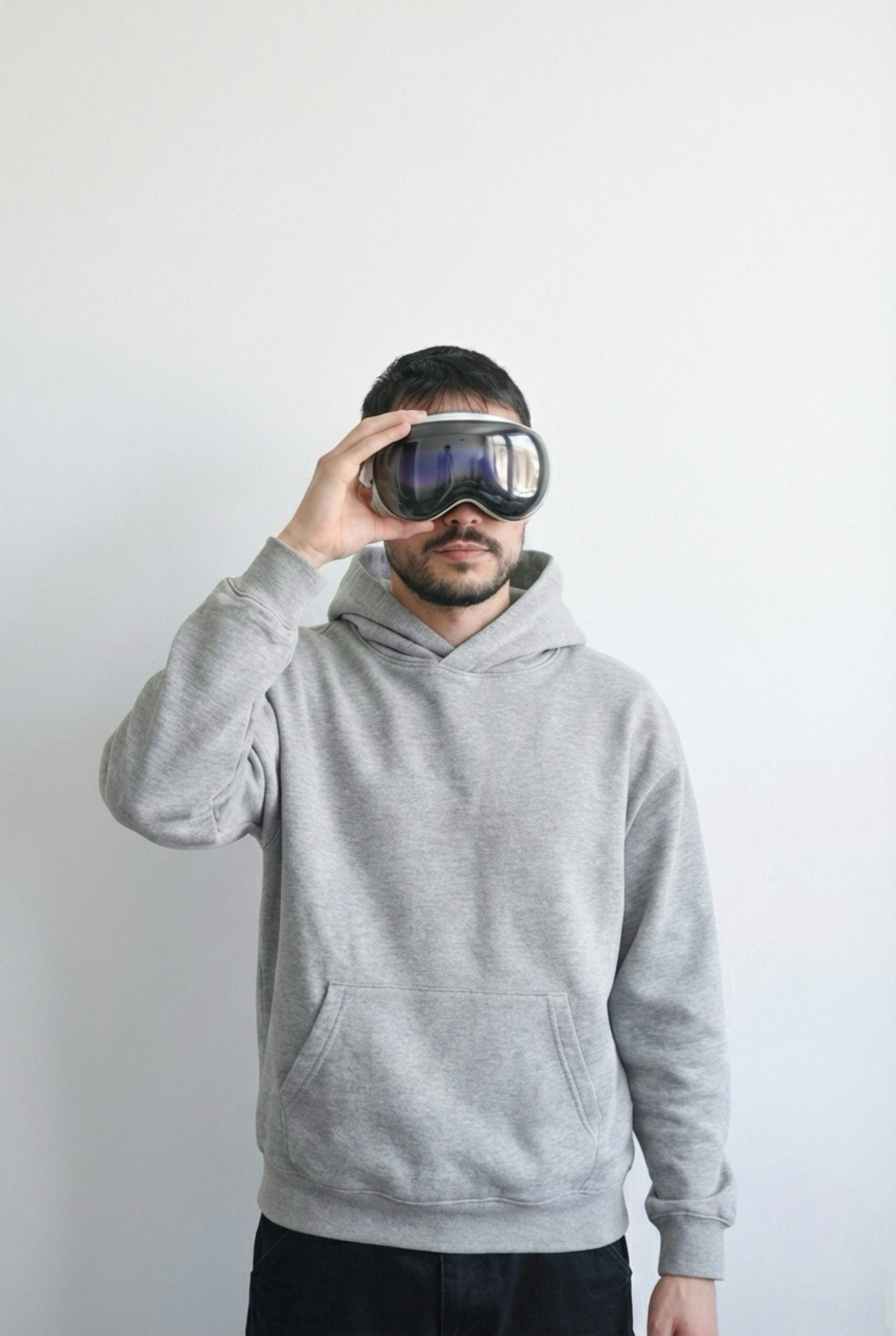 Hombre con sudadera gris con gafas de esquí
