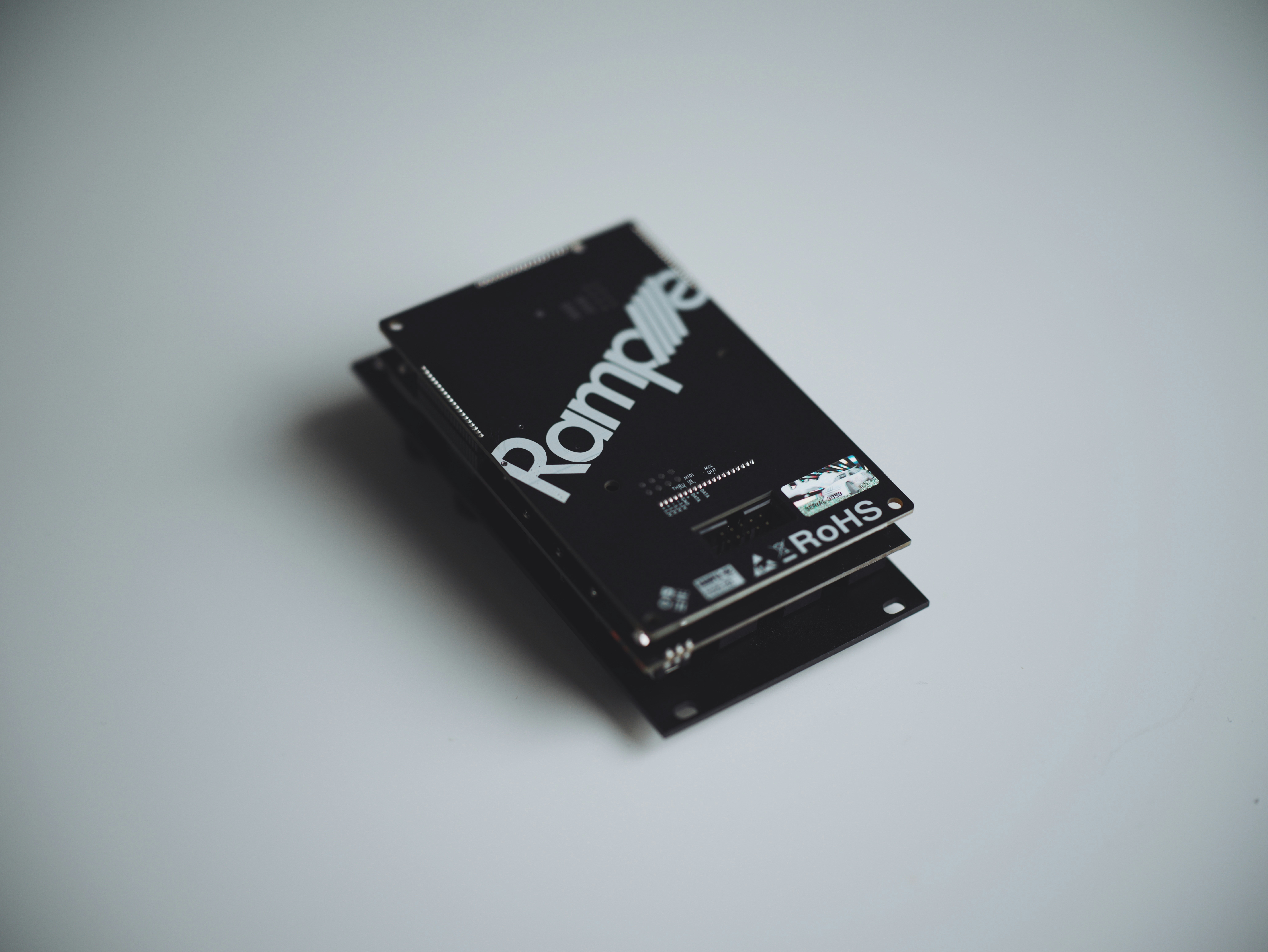 Stapel schwarzer elektronischer Bauteile auf weißer Oberfläche