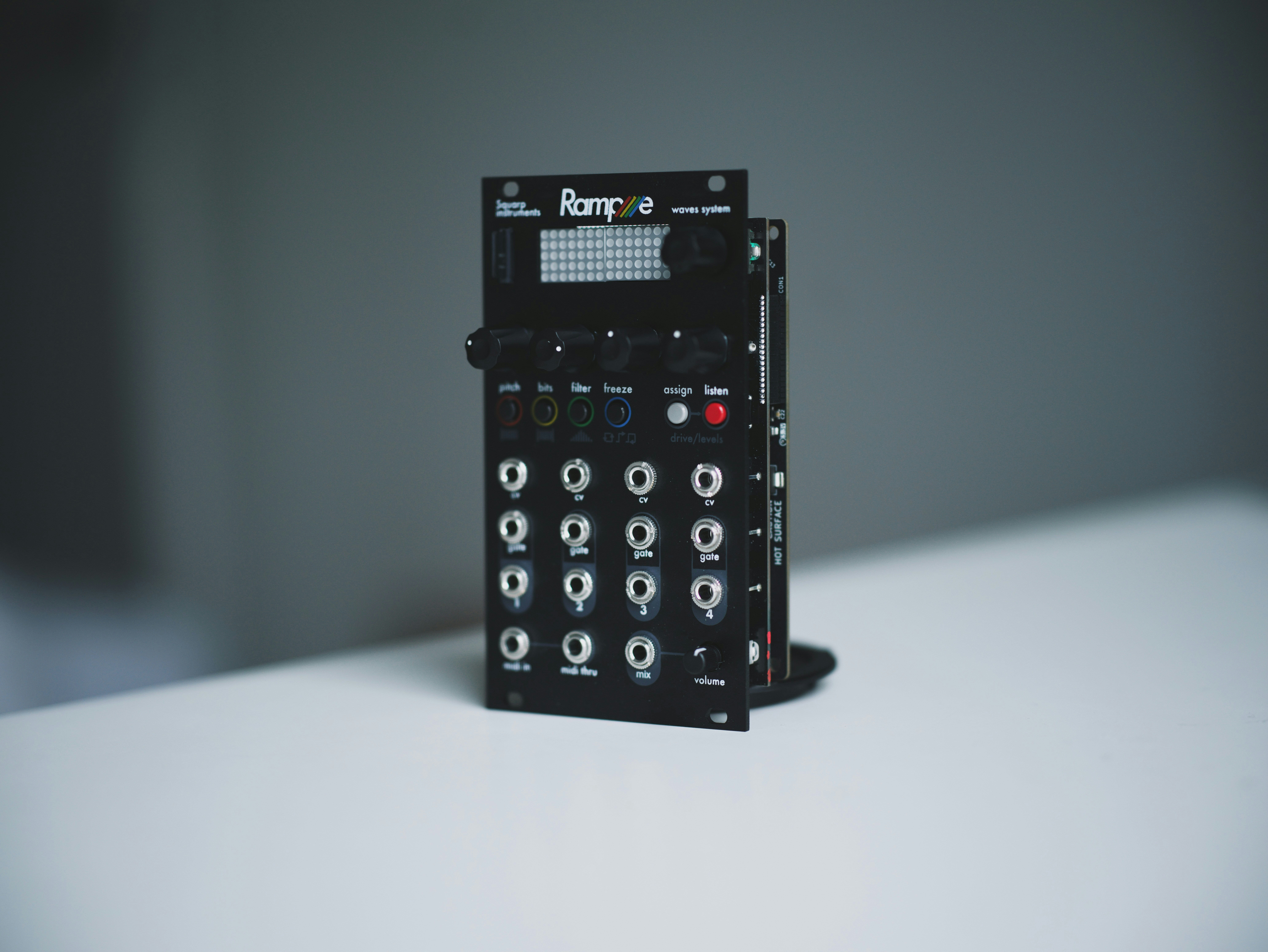 Schwarzer elektronischer Musiksampler auf einer weißen Oberfläche.