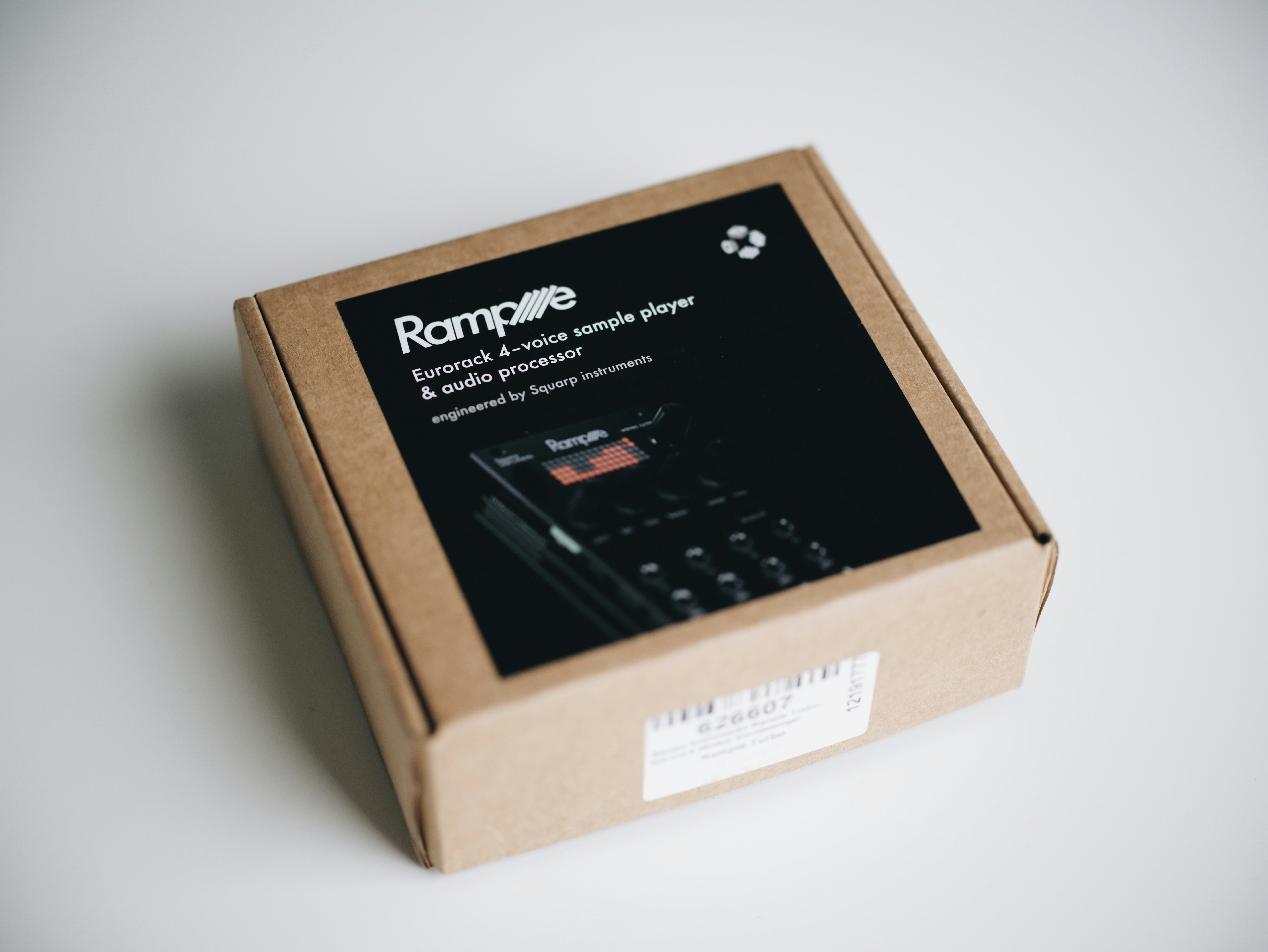 Pappkarton mit Rampfire-Sampler und Audioprozessor