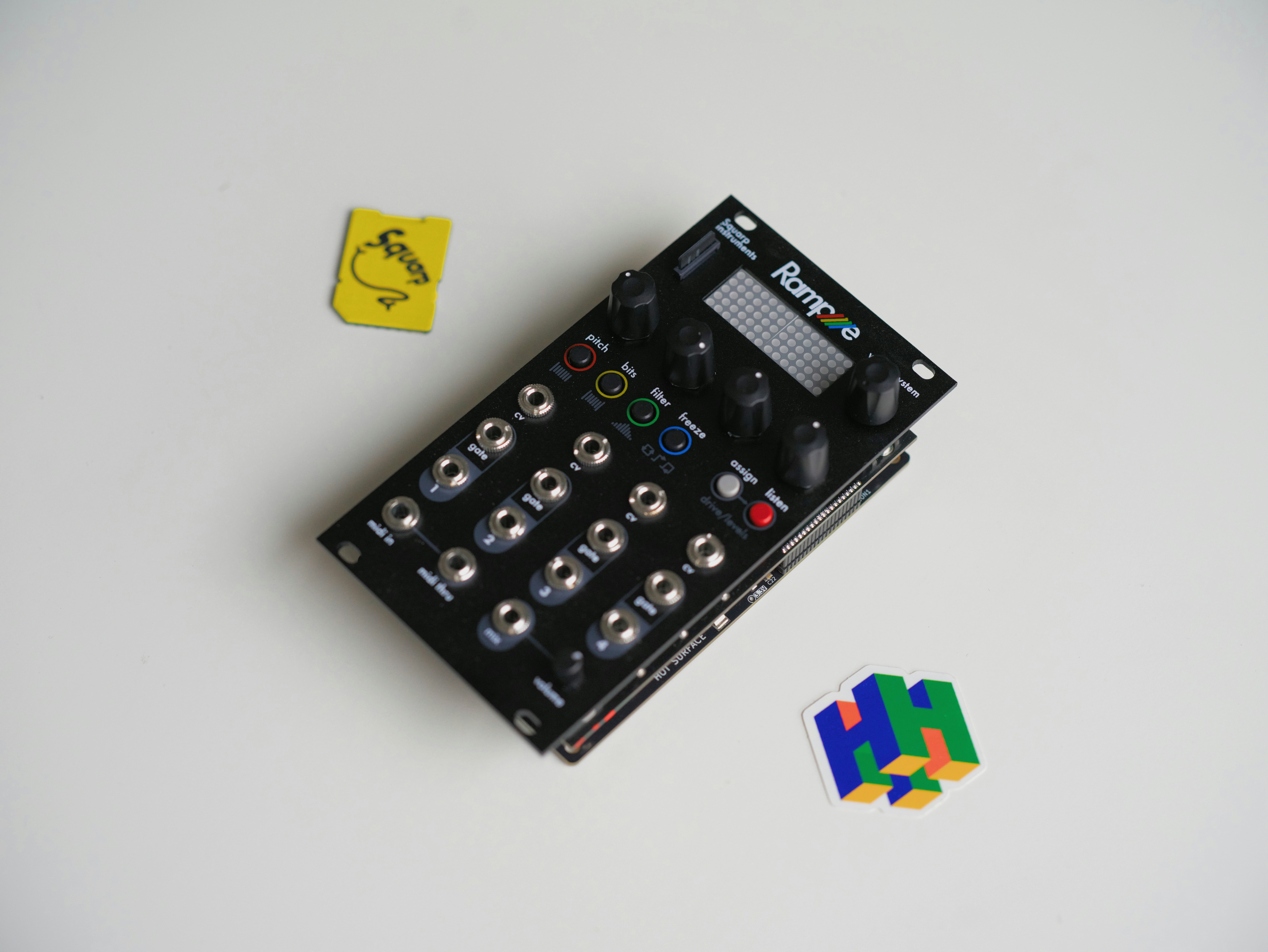 Schwarzer modularer Synthesizer mit bunten Aufklebern