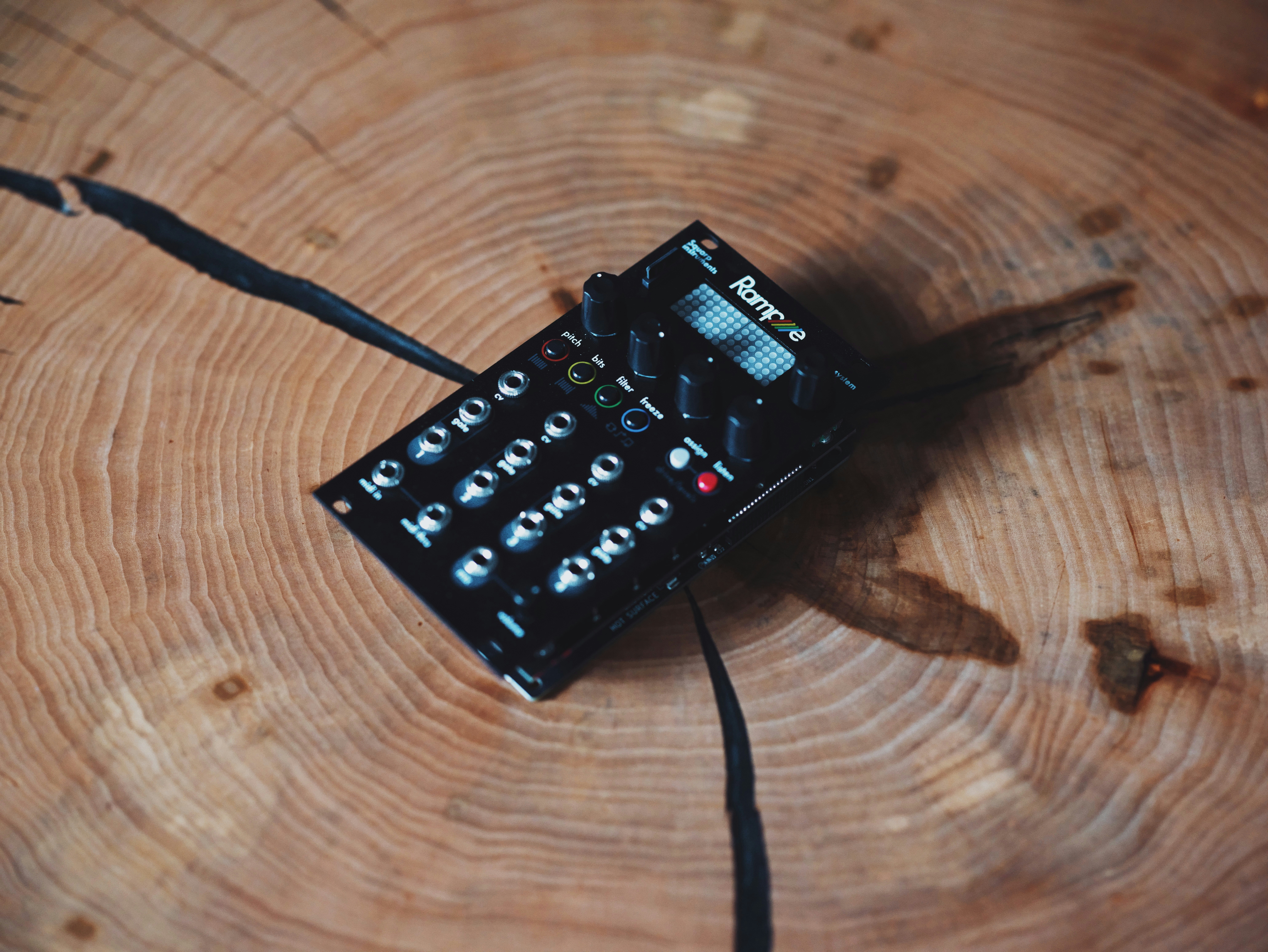 Schwarzes elektronisches Gerät auf einer Holzoberfläche