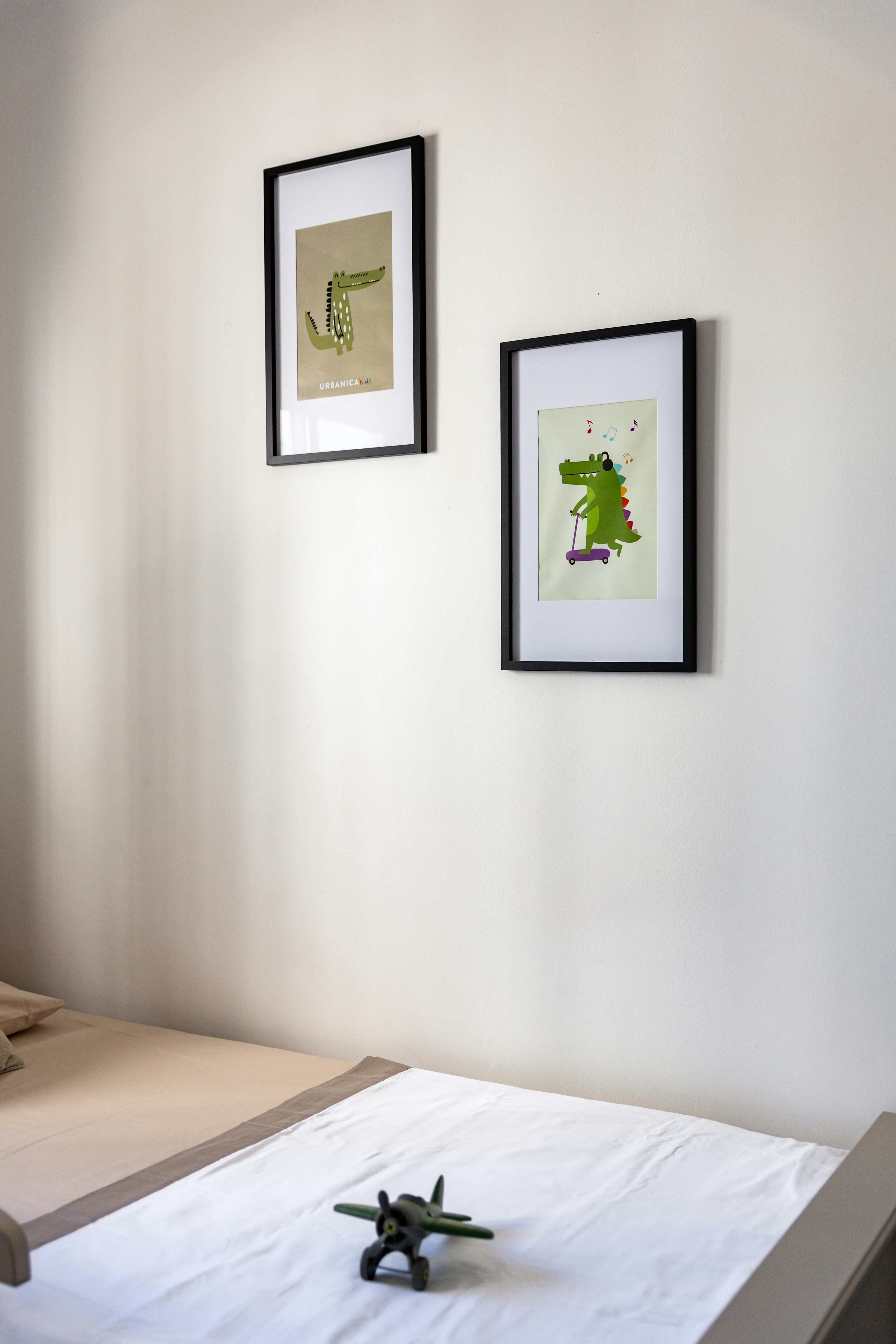 Zwei gerahmte Zeichnungen von Alligatoren hängen an der Wand.