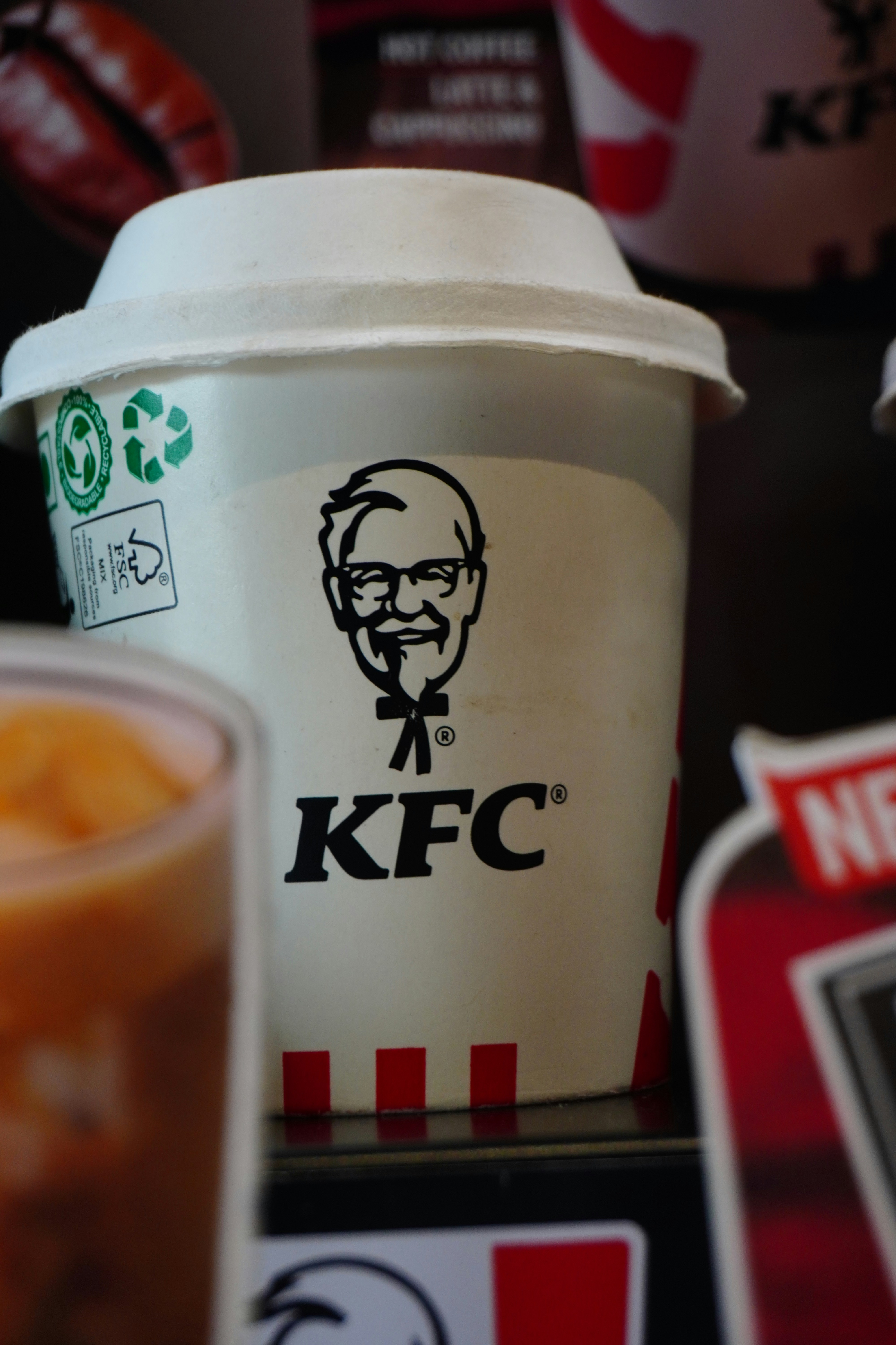 Tazza da caffè con il marchio KFC e il logo del colonnello Sanders.