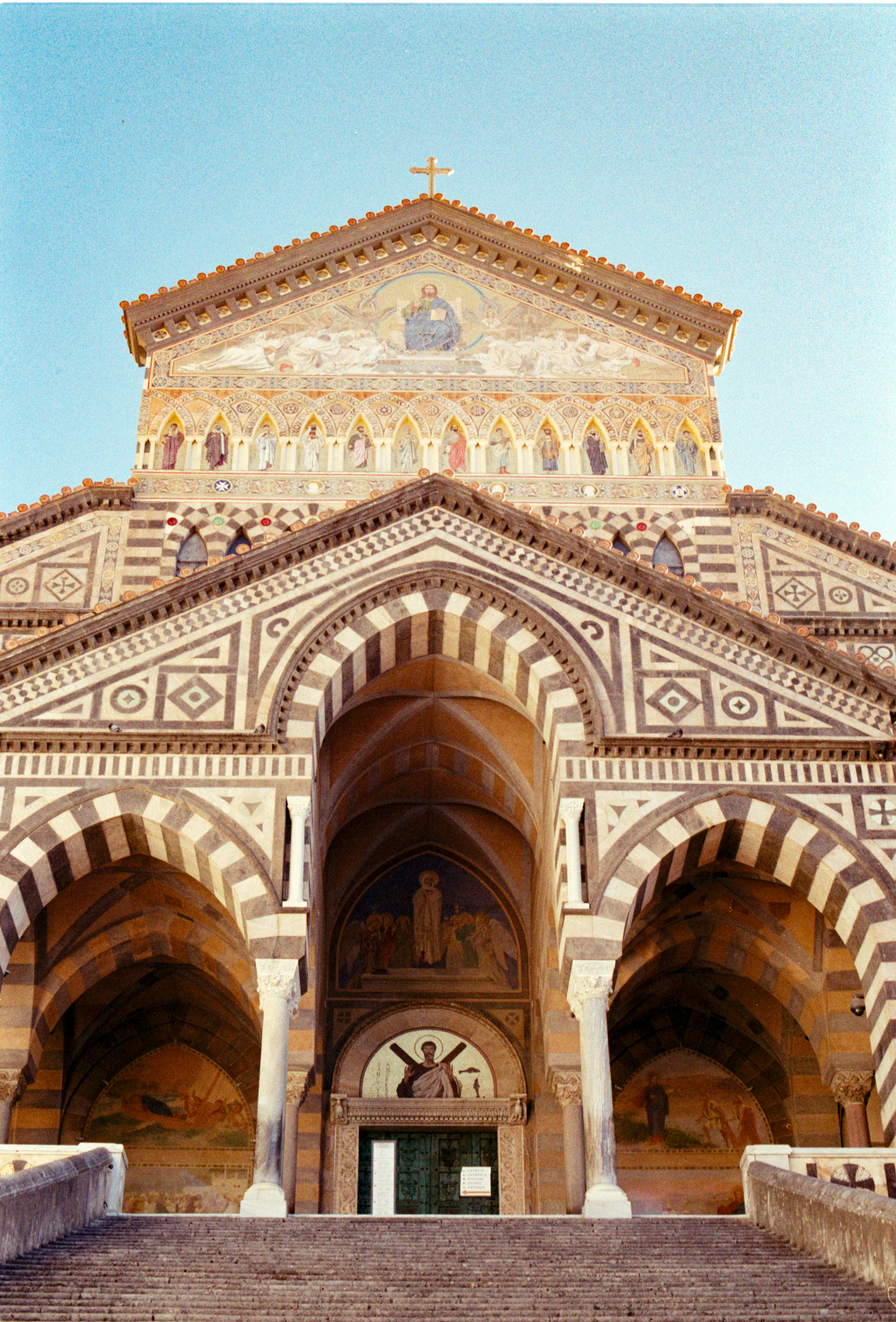 Prunkvolle Fassade einer historischen Kathedrale mit Bogeneingängen