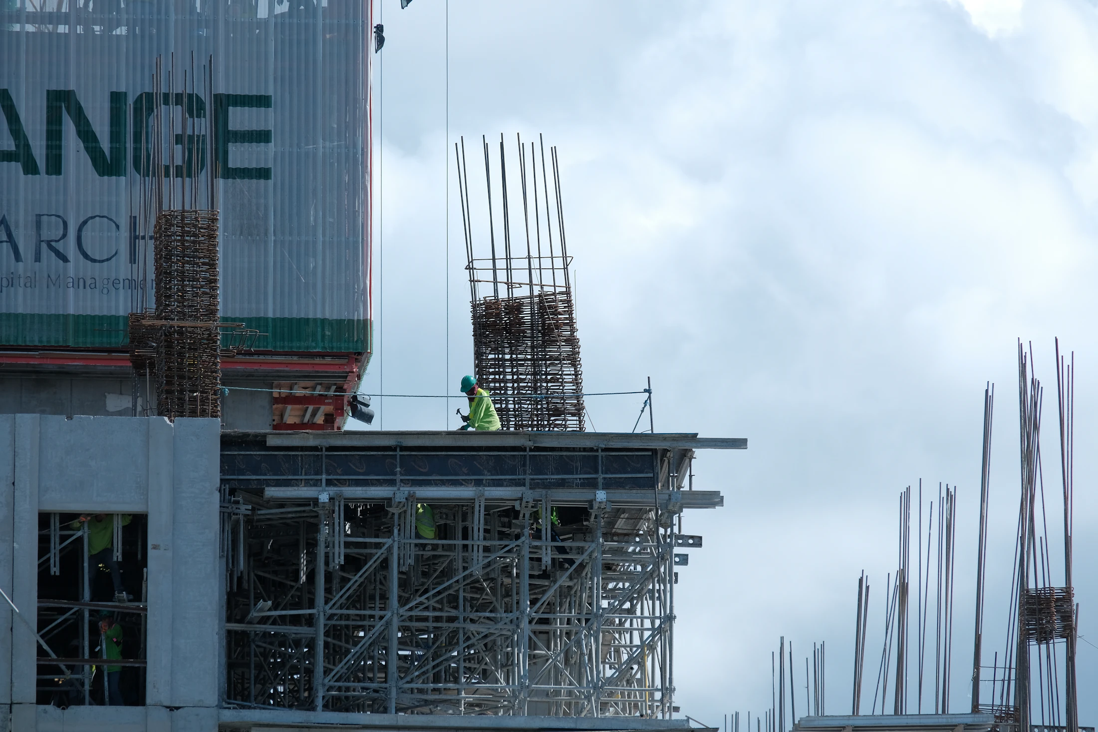 Trabajadores en una obra de estructura