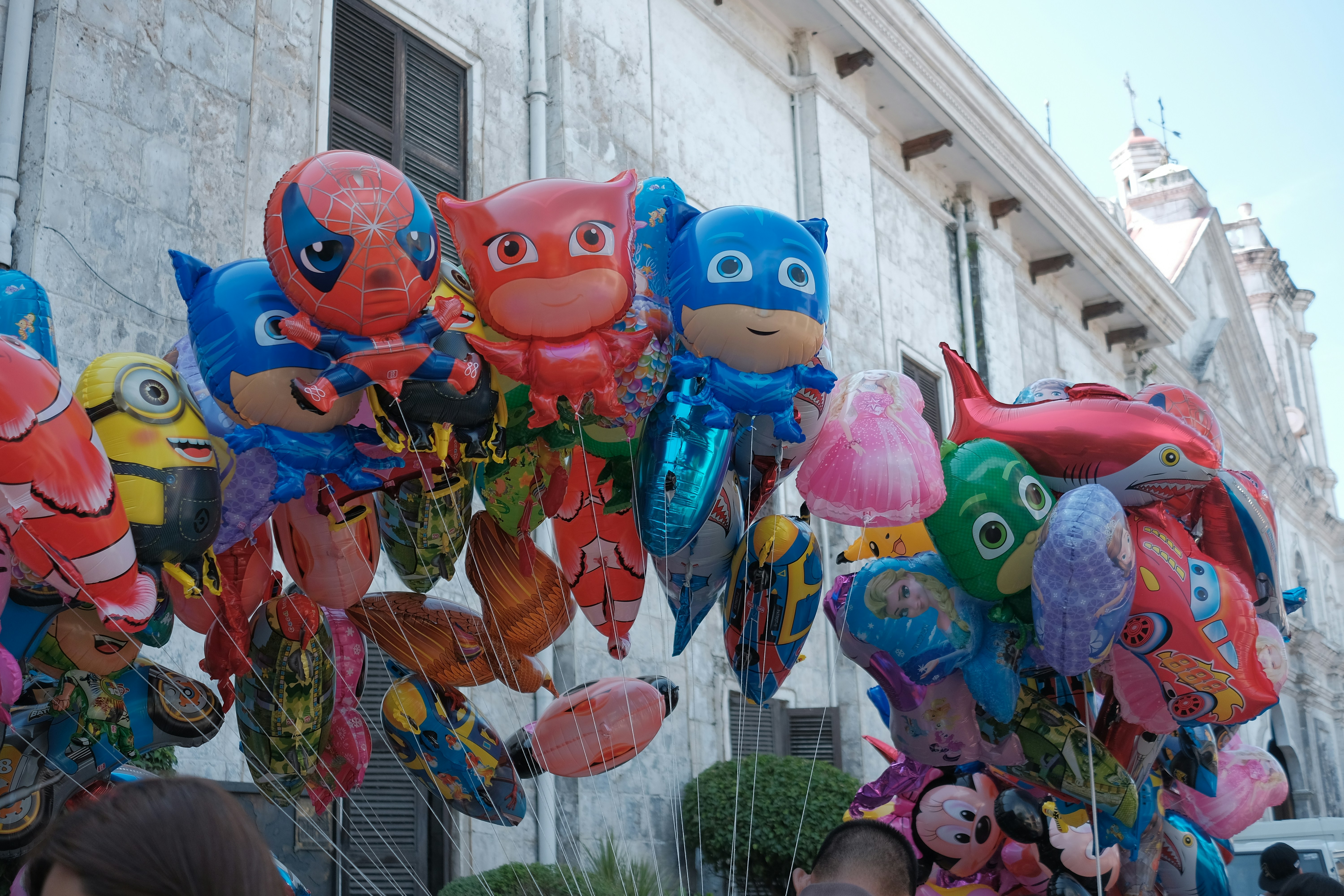 Eine Auswahl von Charakterballons draußen in der Nähe eines Gebäudes