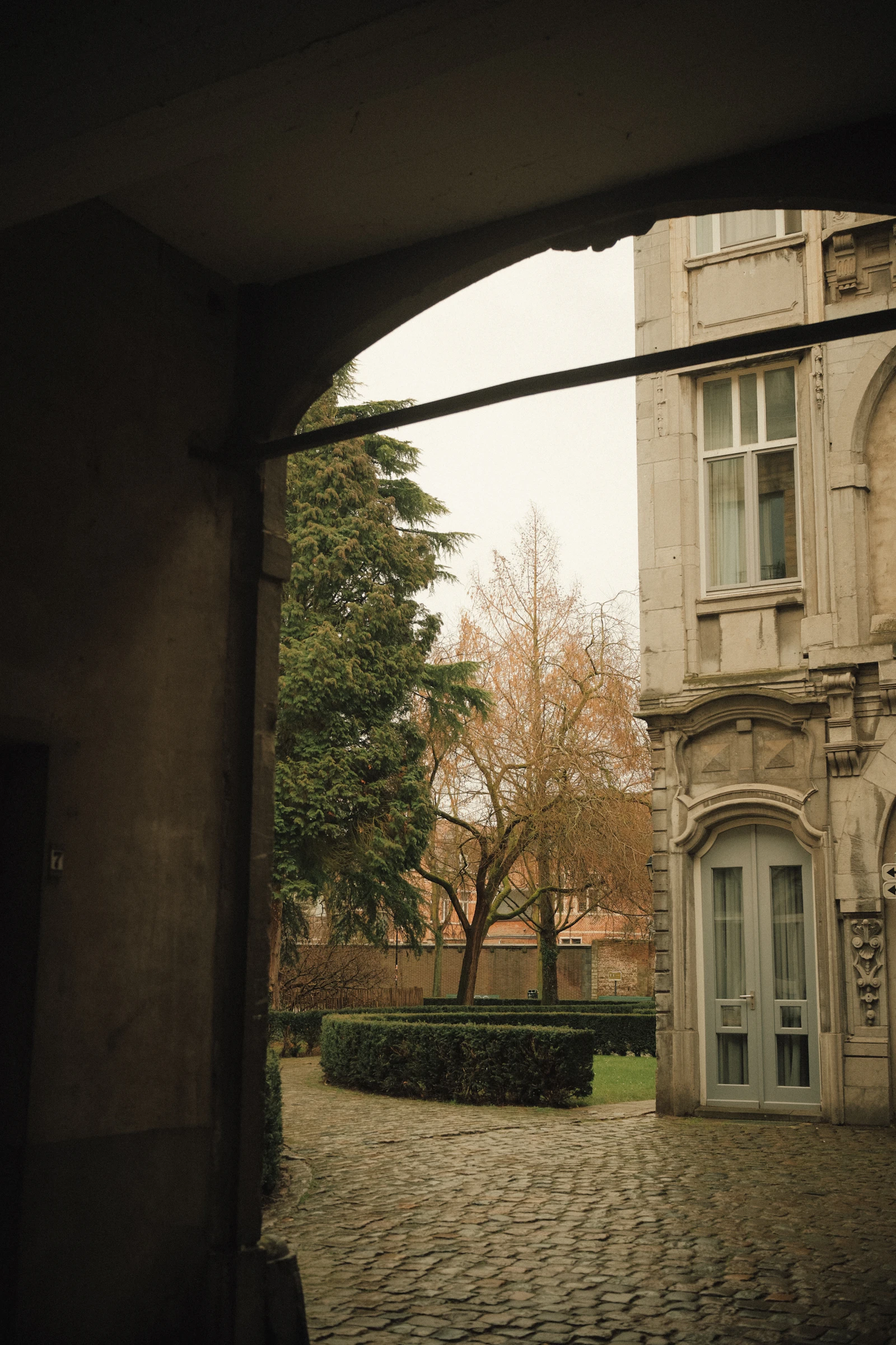 Πέτρινες πλάκες με αρμολόγηση από αρωματικά.