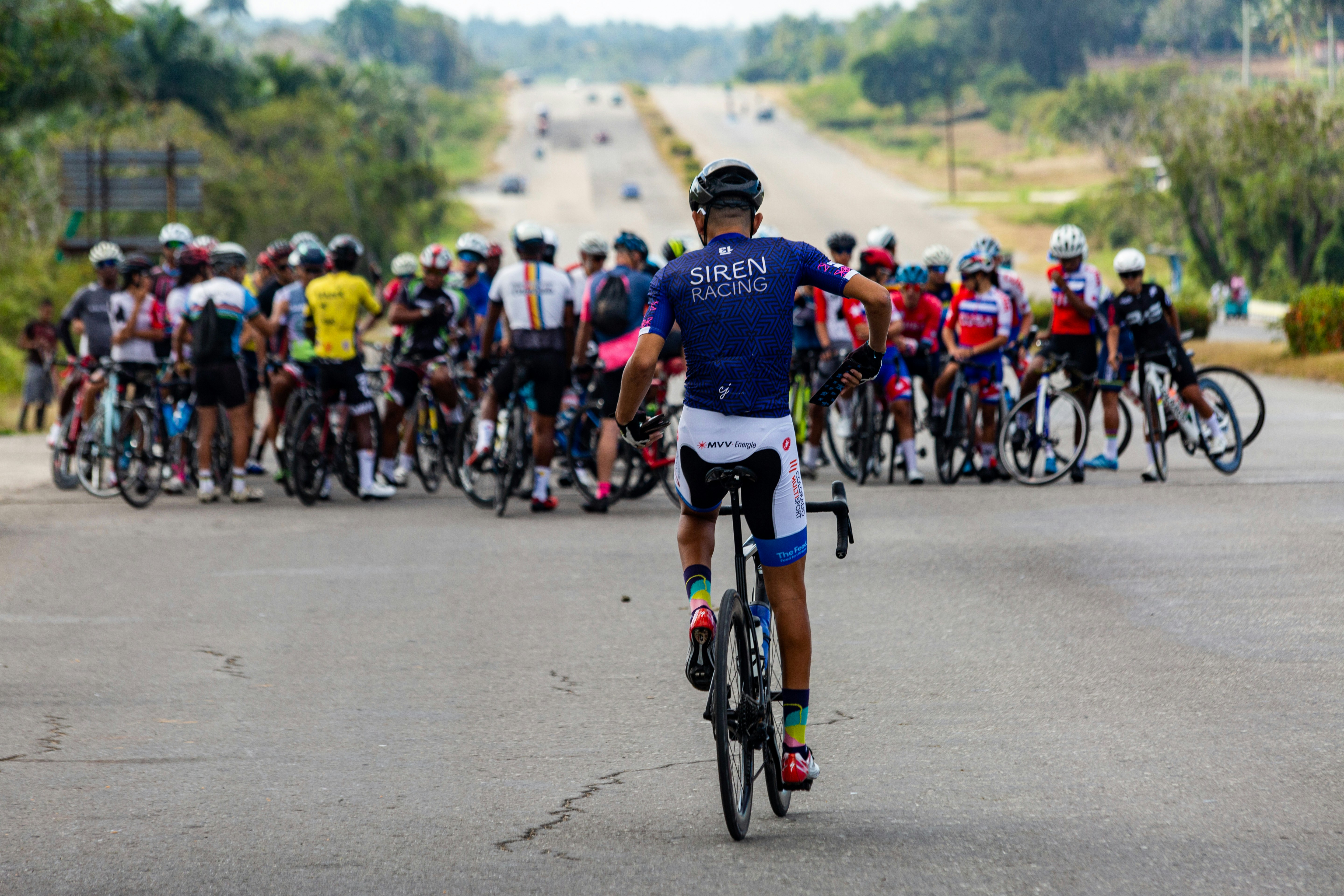 자전거 이용자들이 경주를 위해 도로에 줄을 서고 있습니다.