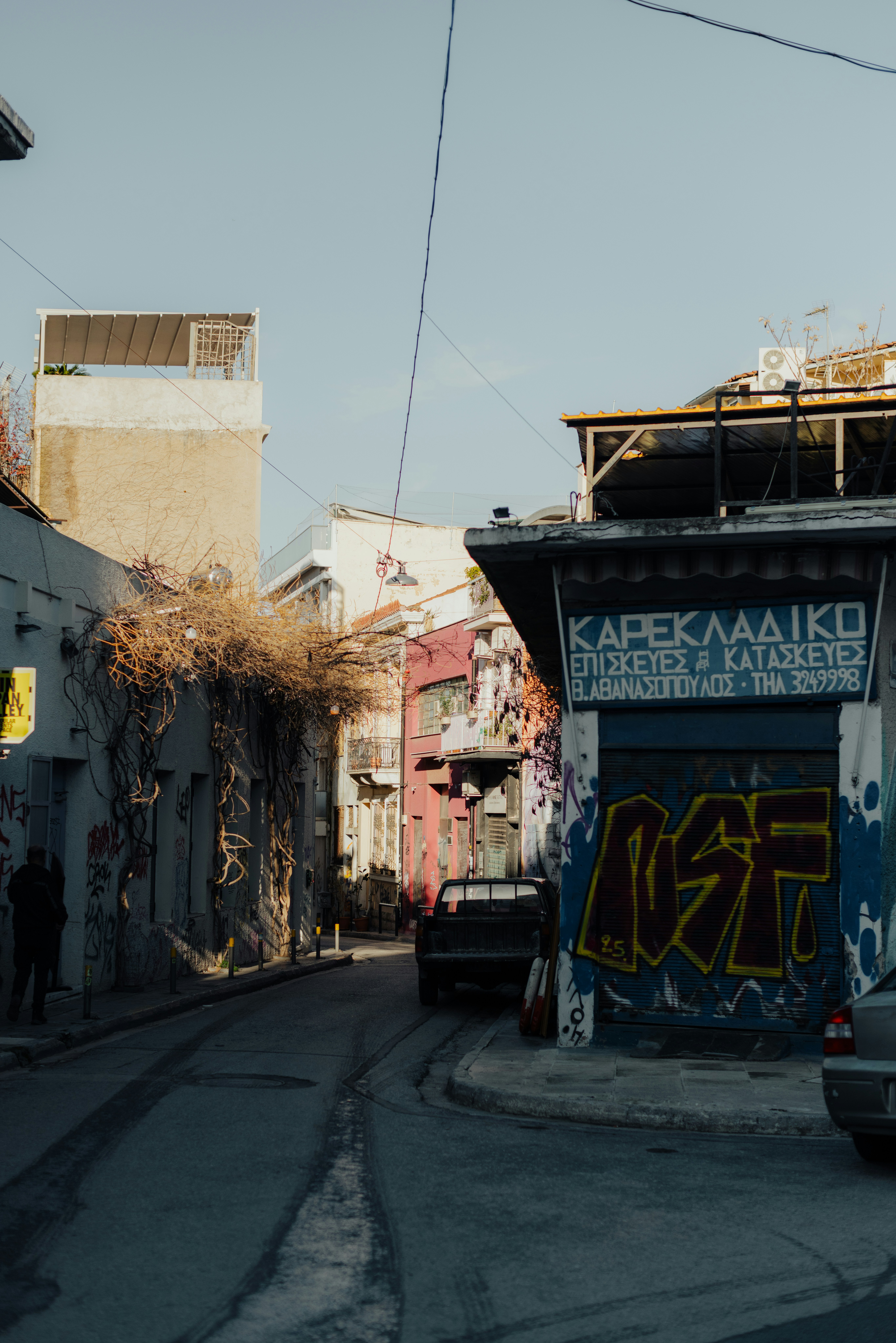 Coin de rue couvert de graffitis en milieu urbain.