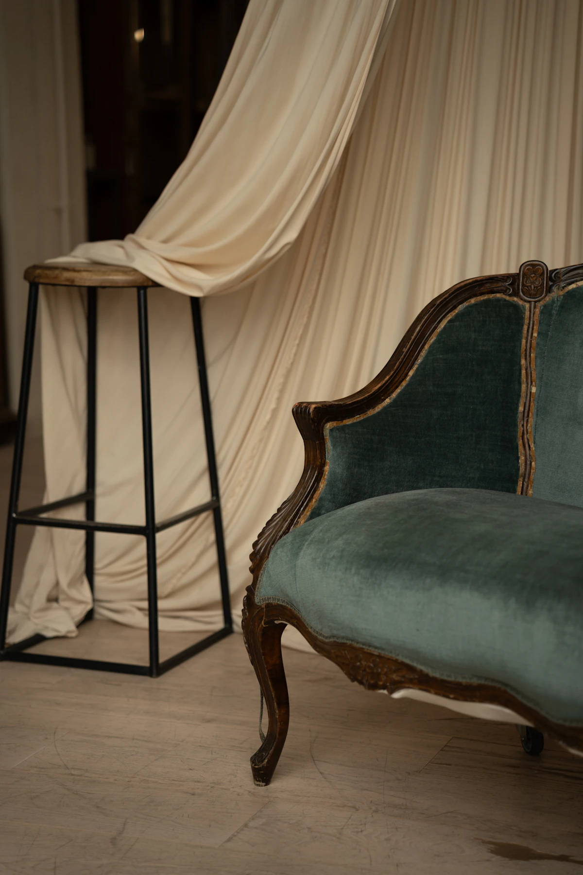 Fiore Velvet Loveseat, photograph 2