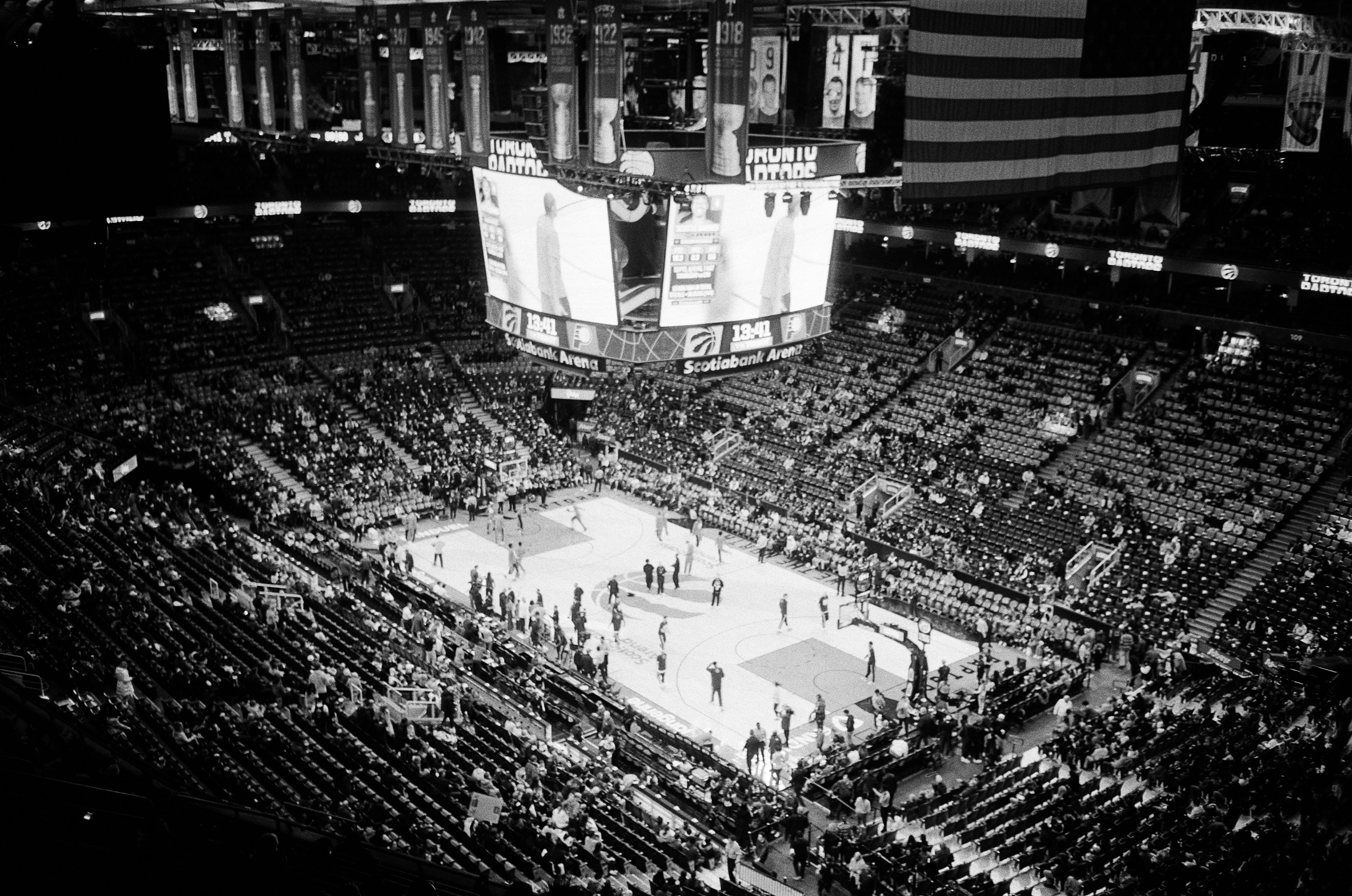 Panorámica de una arena NBA llena durante un partido nocturno