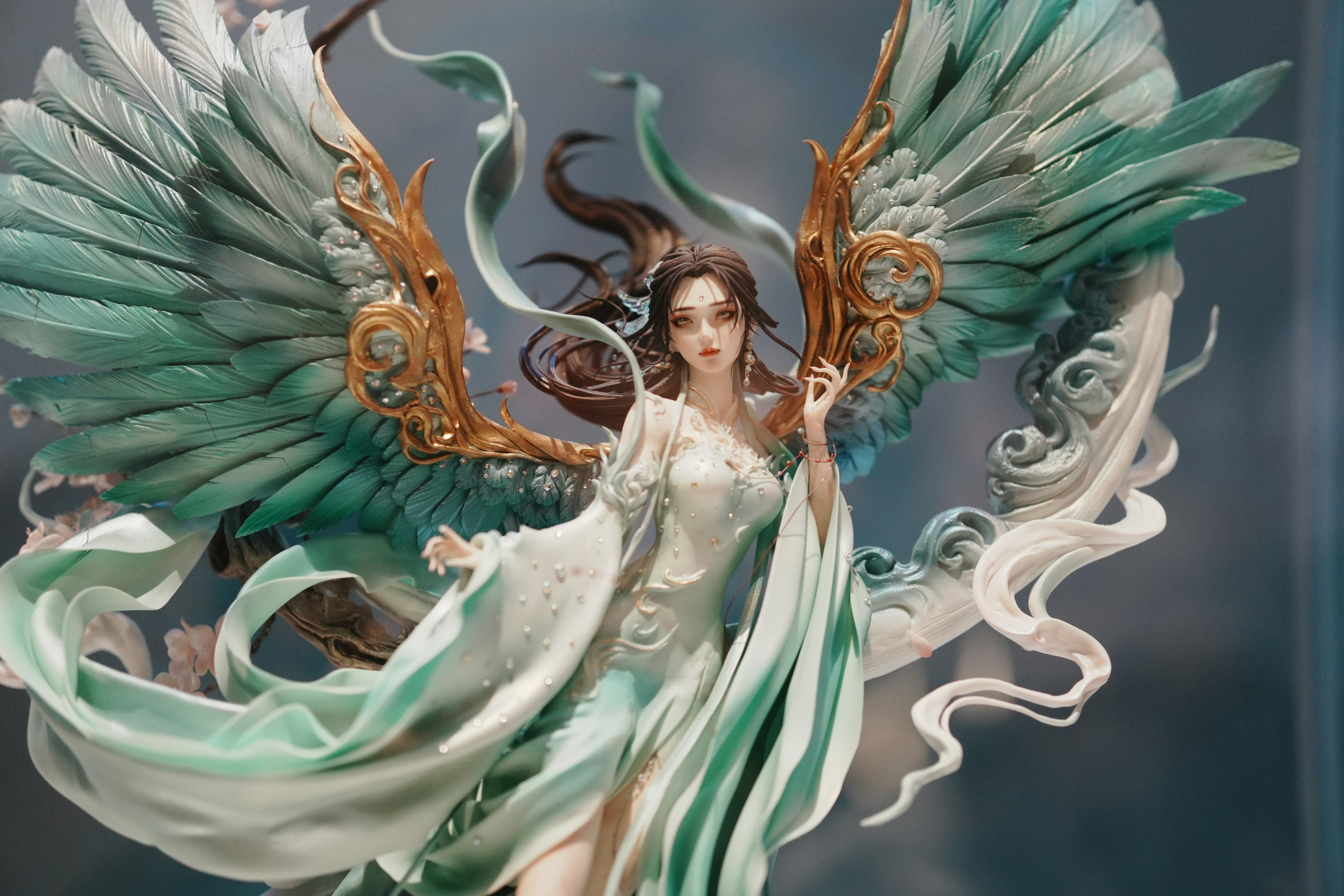 Eine Frau mit großen, gefiederten Flügeln in einem wallenden Kleid.