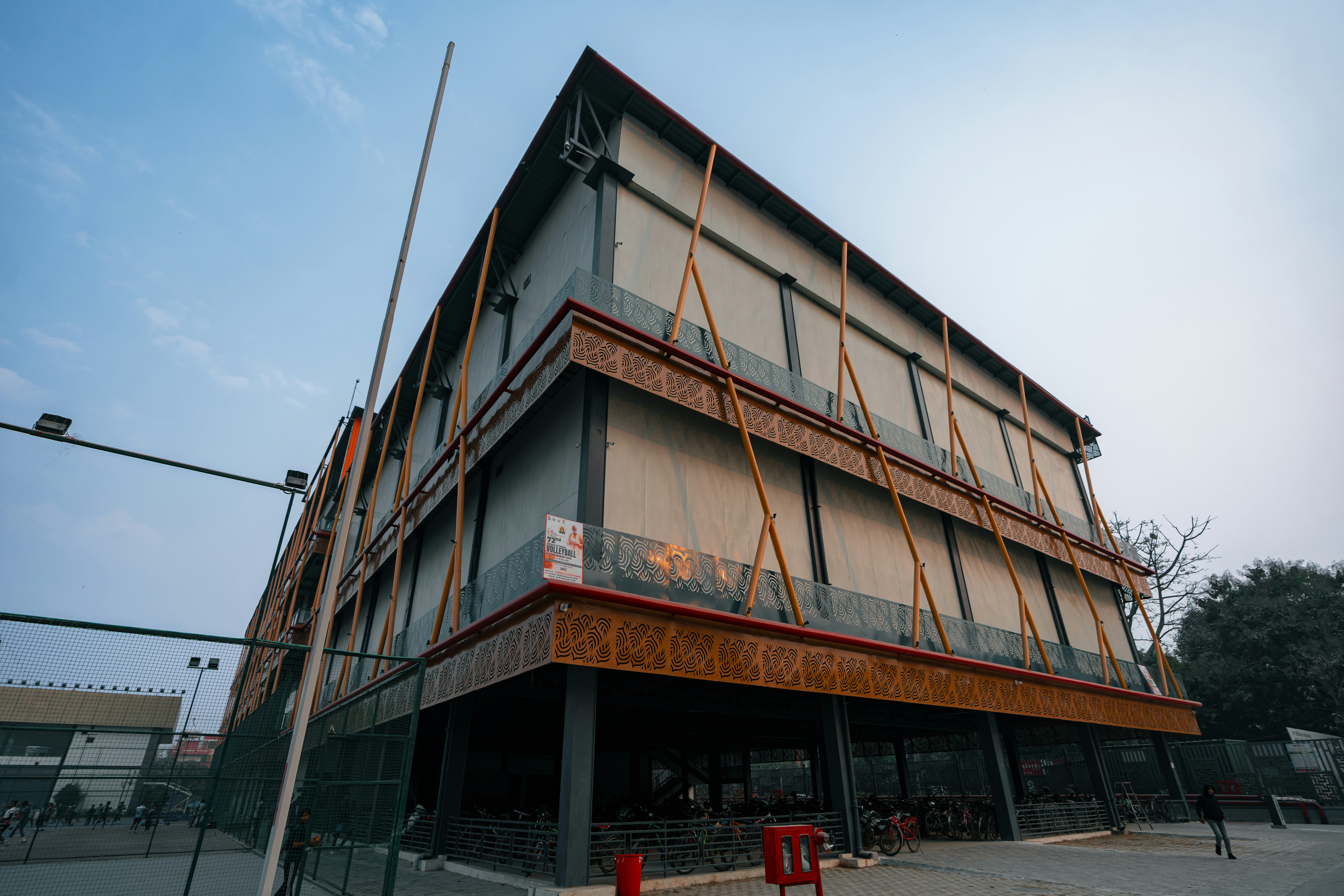 턱관절이 딱딱거릴 때 생활 관리 - Modern building with large windows and wooden accents.