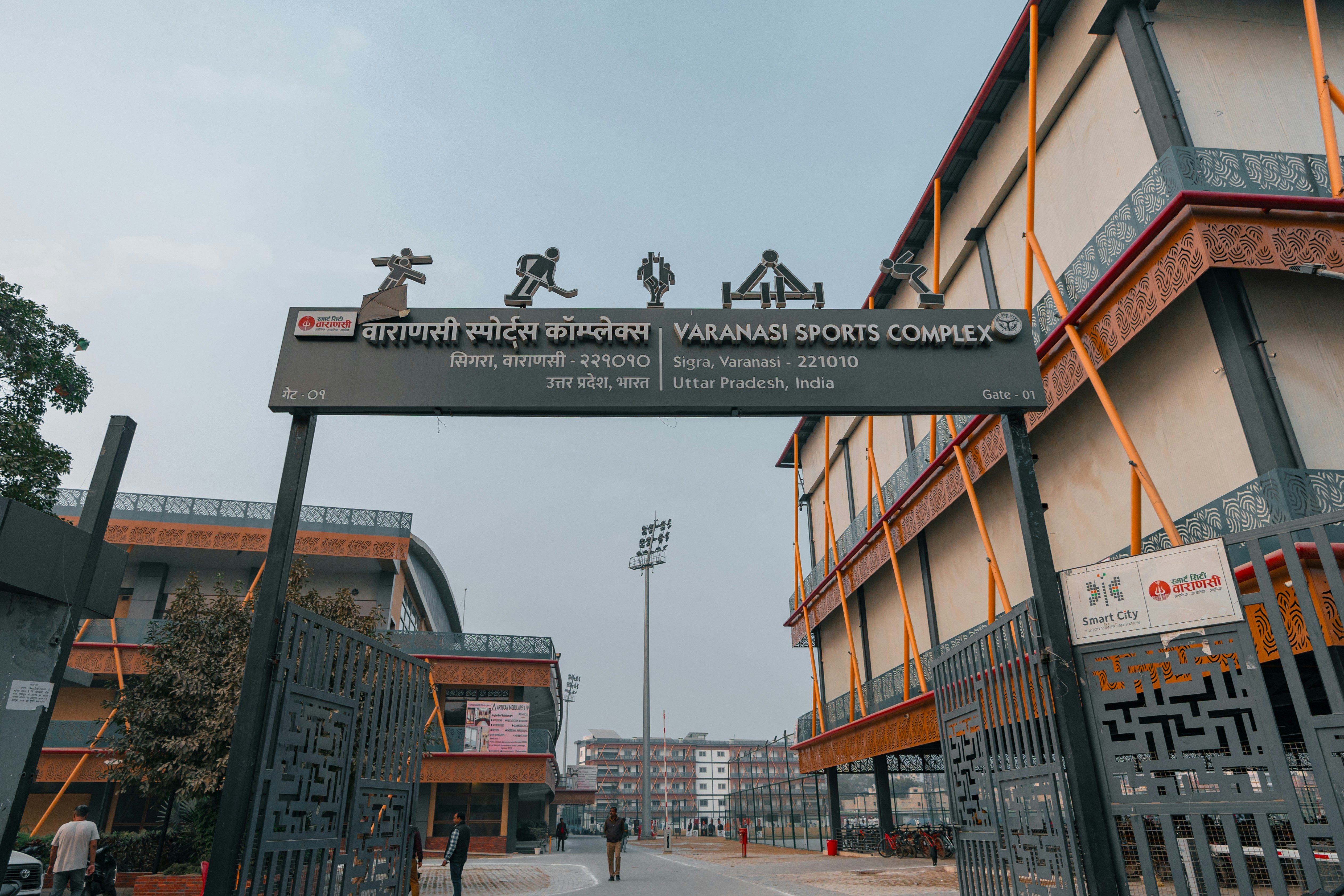 혀가 쓰라릴 때 의심해야 하는 원인 - Entrance to a modern sports complex with signage