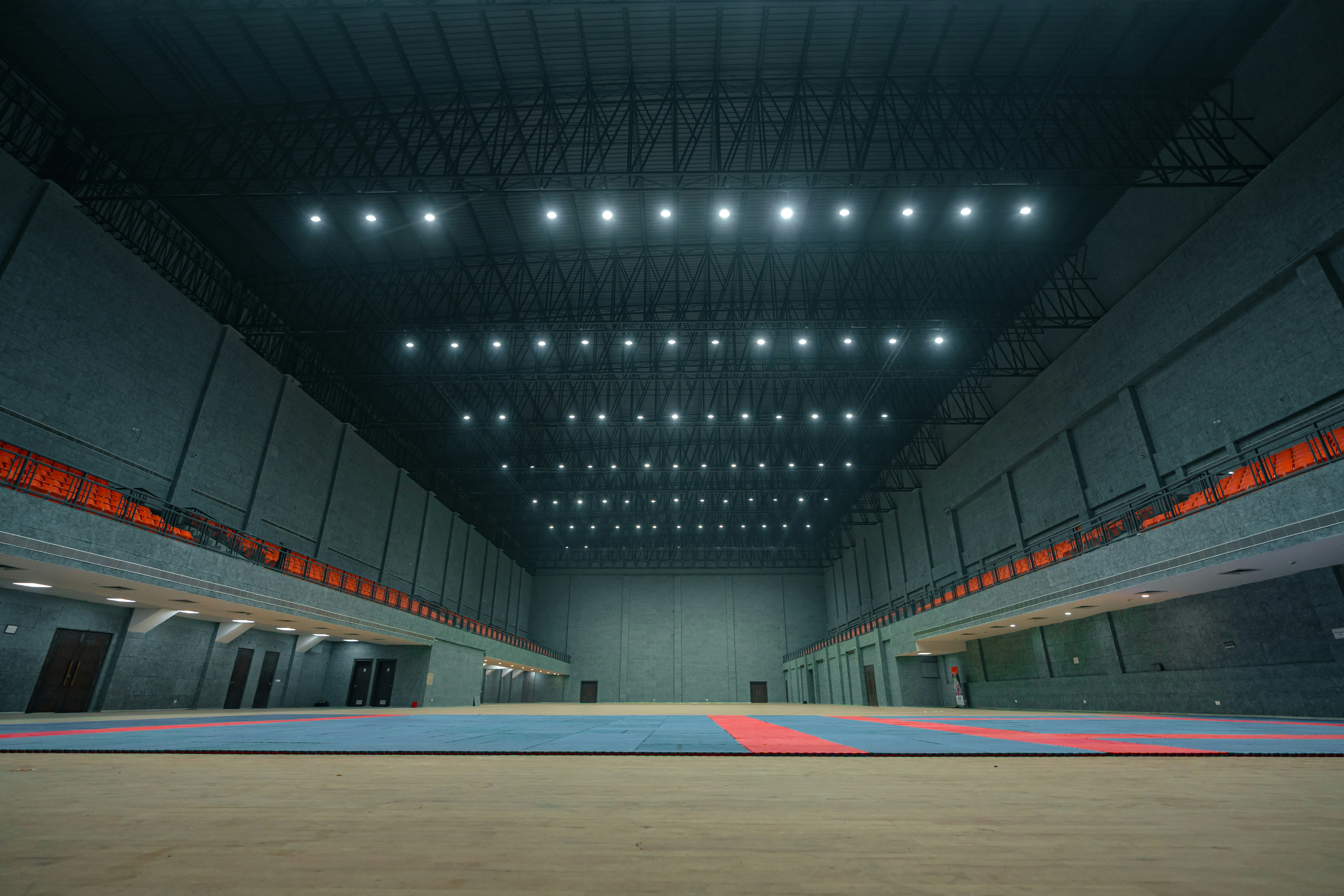 Arena esportiva coberta vazia com assentos para espectadores