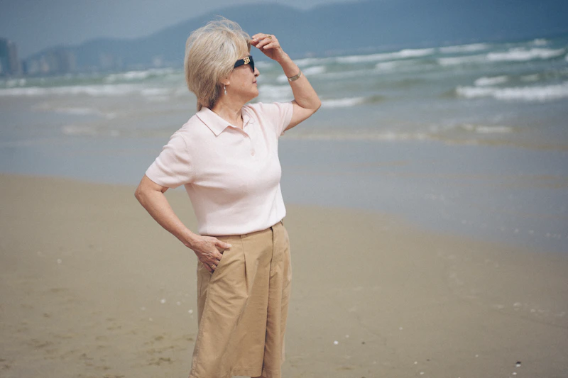 mujer madura disfrutando del mar en la playa
