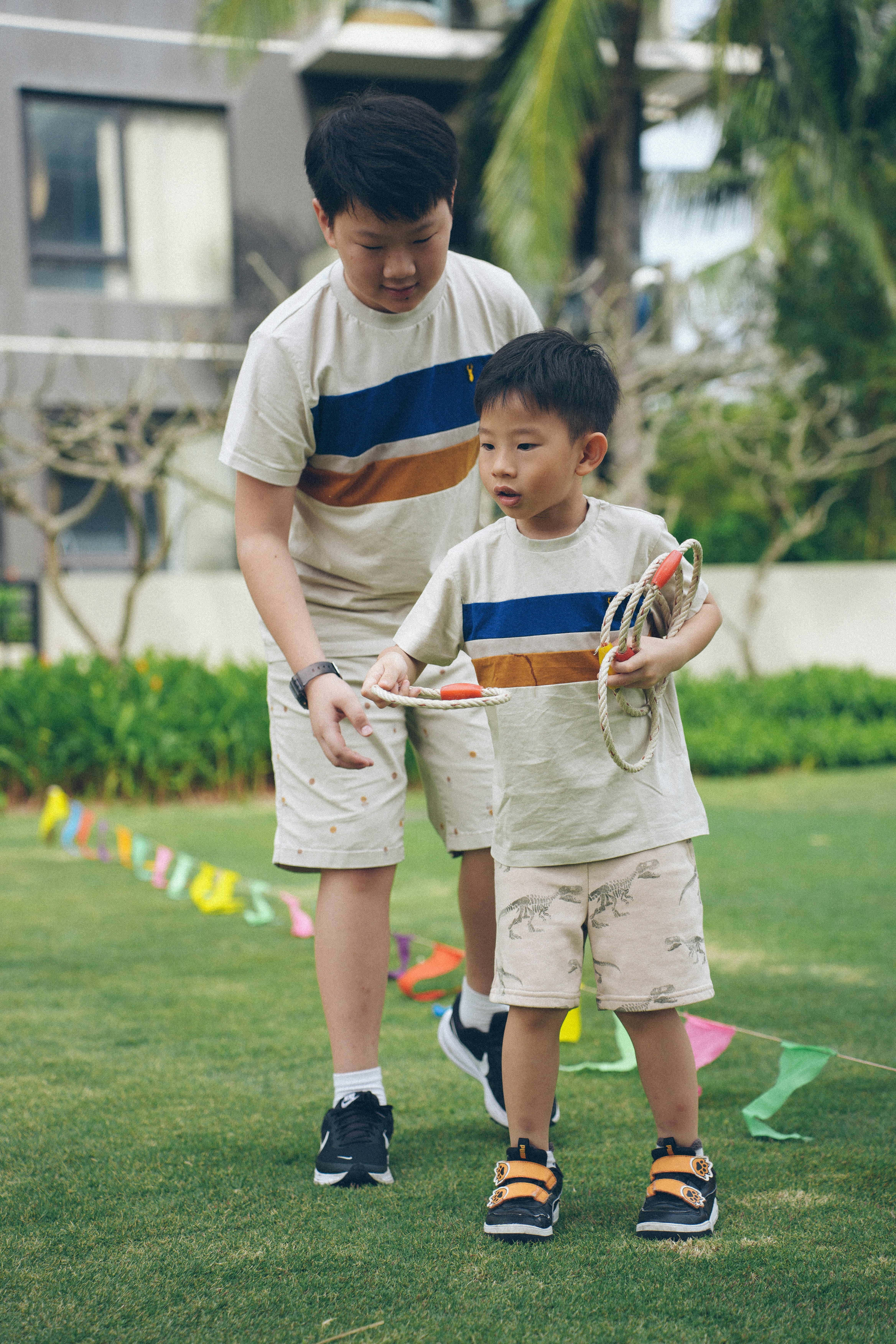 Zwei Jungen spielen draußen Ringwurfspiel