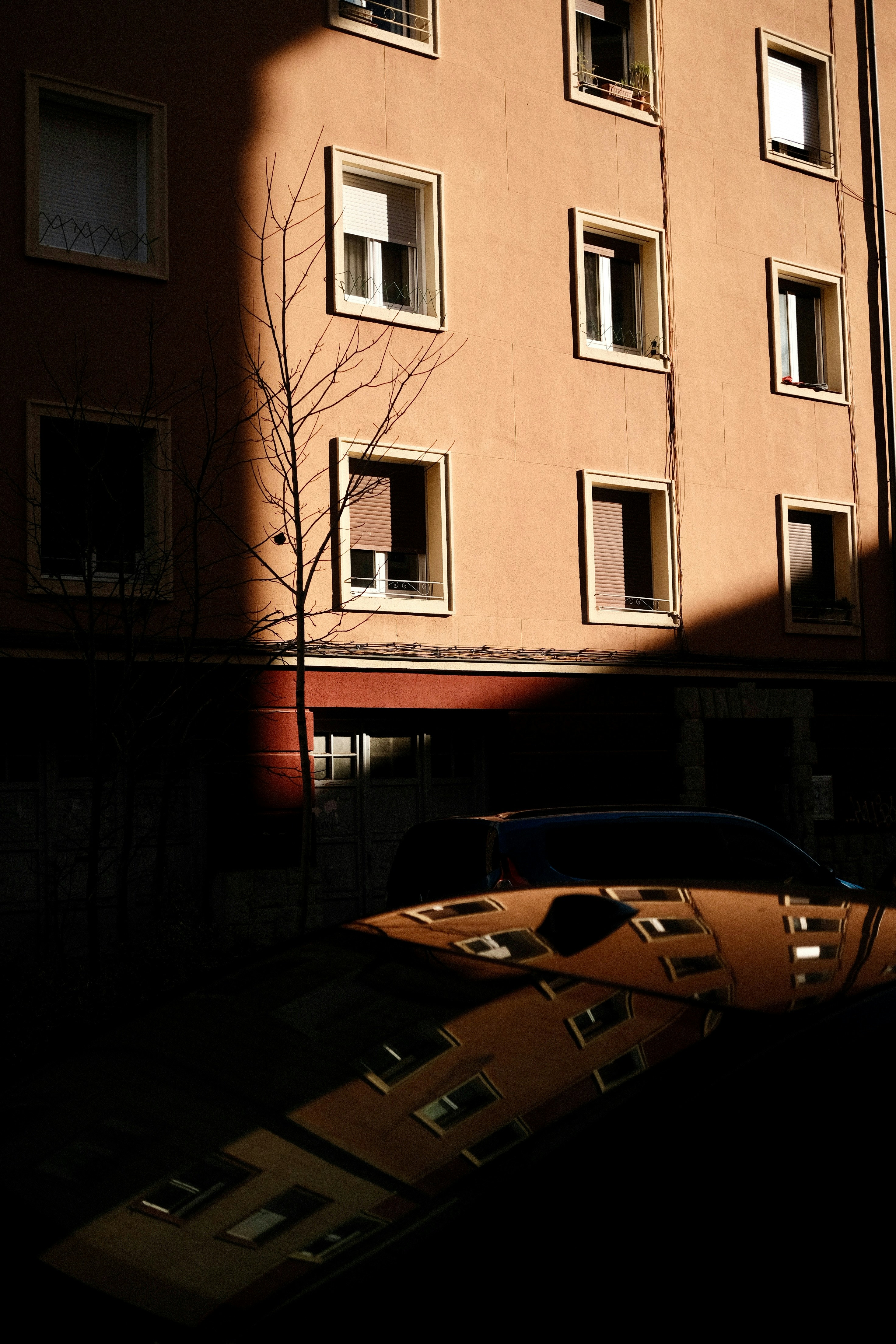 Fachada del edificio con reflejos del coche al sol