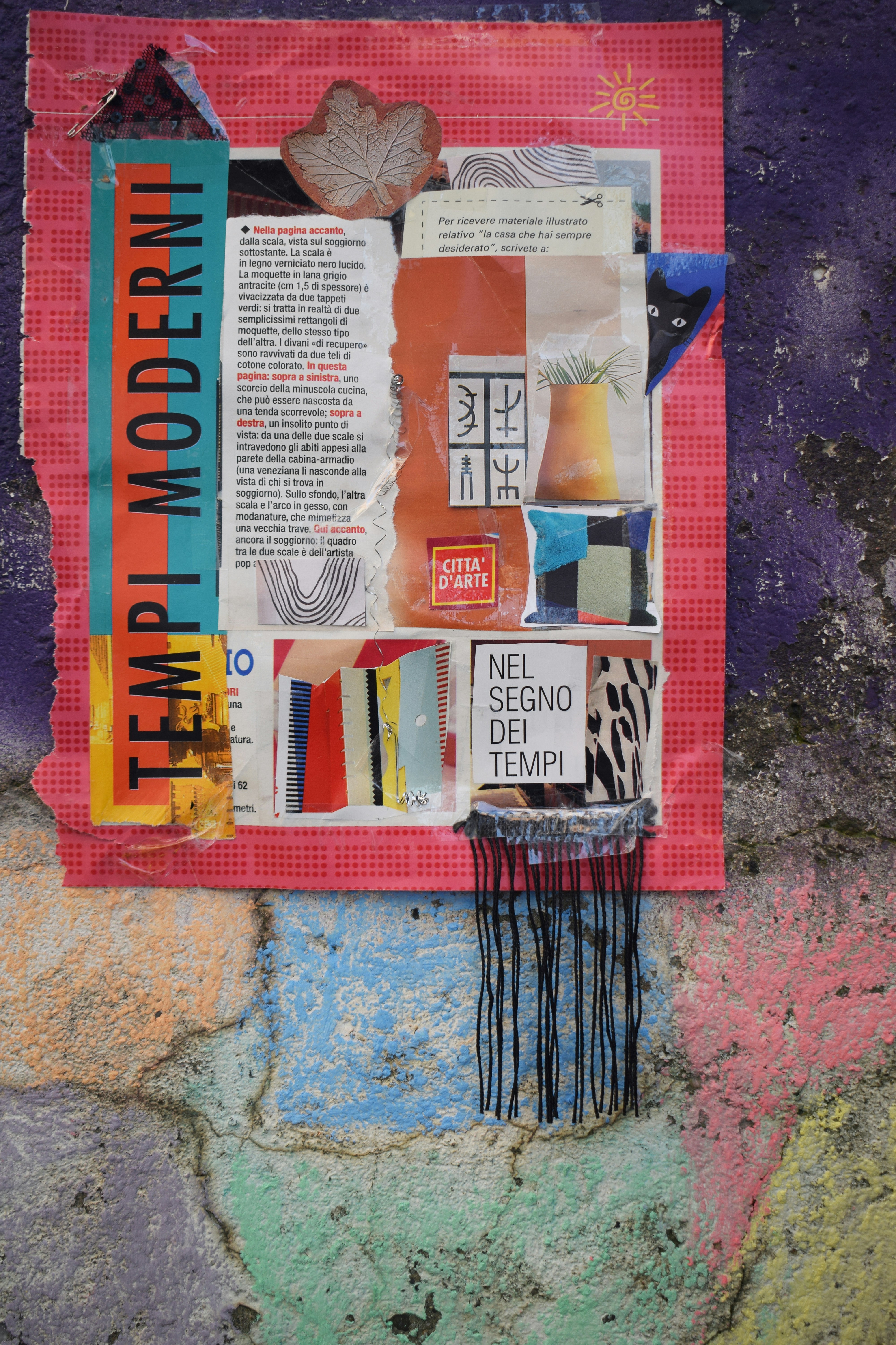 벽에 텍스트와 물건이 있는 콜라주 아트