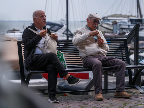 Adultos mayores comiendo saludablemente, nutrición geriátrica
