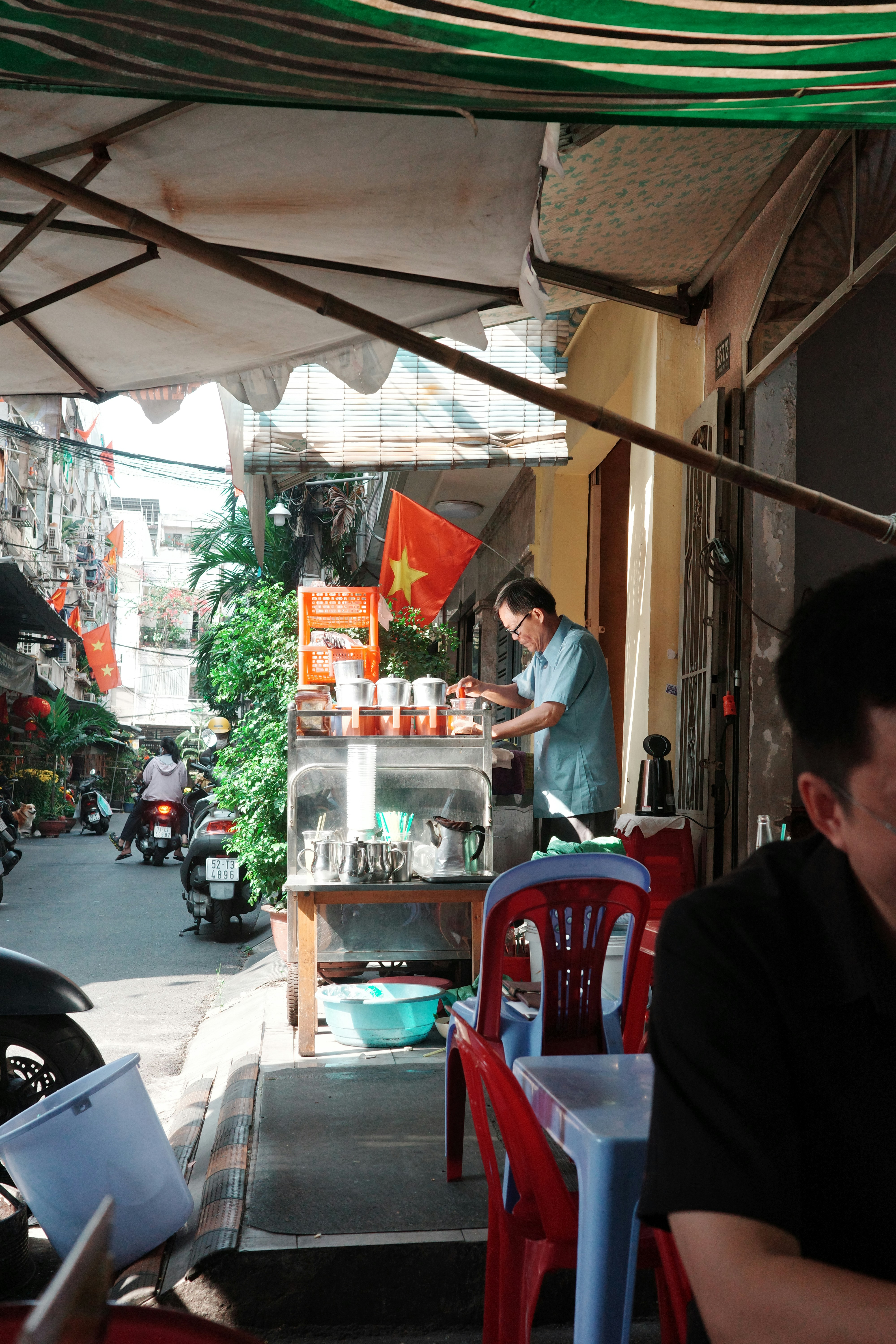 Homme servant des boissons à un stand en bord de rue