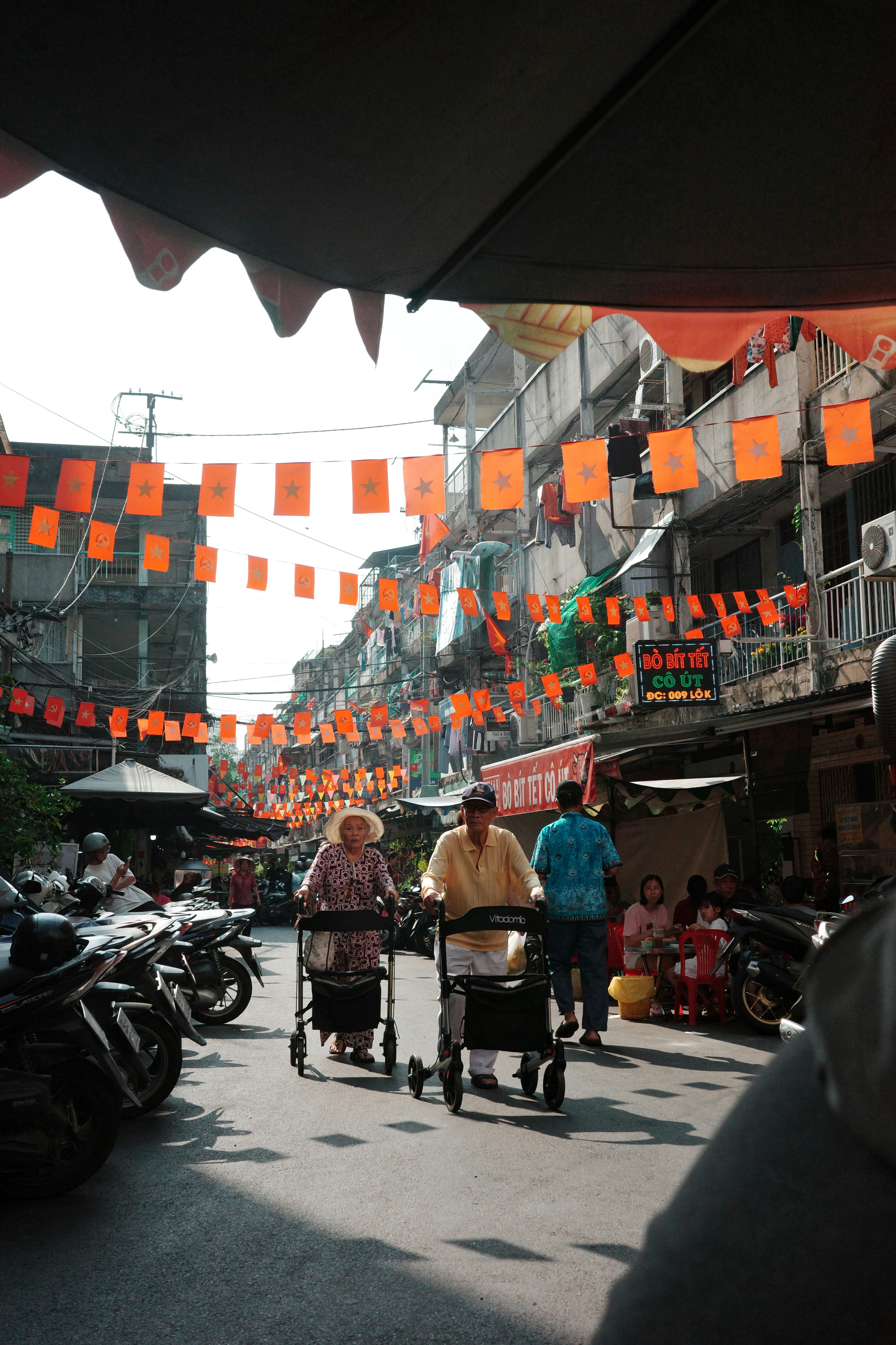 Un couple âgé marche avec des rôdeurs dans une rue.