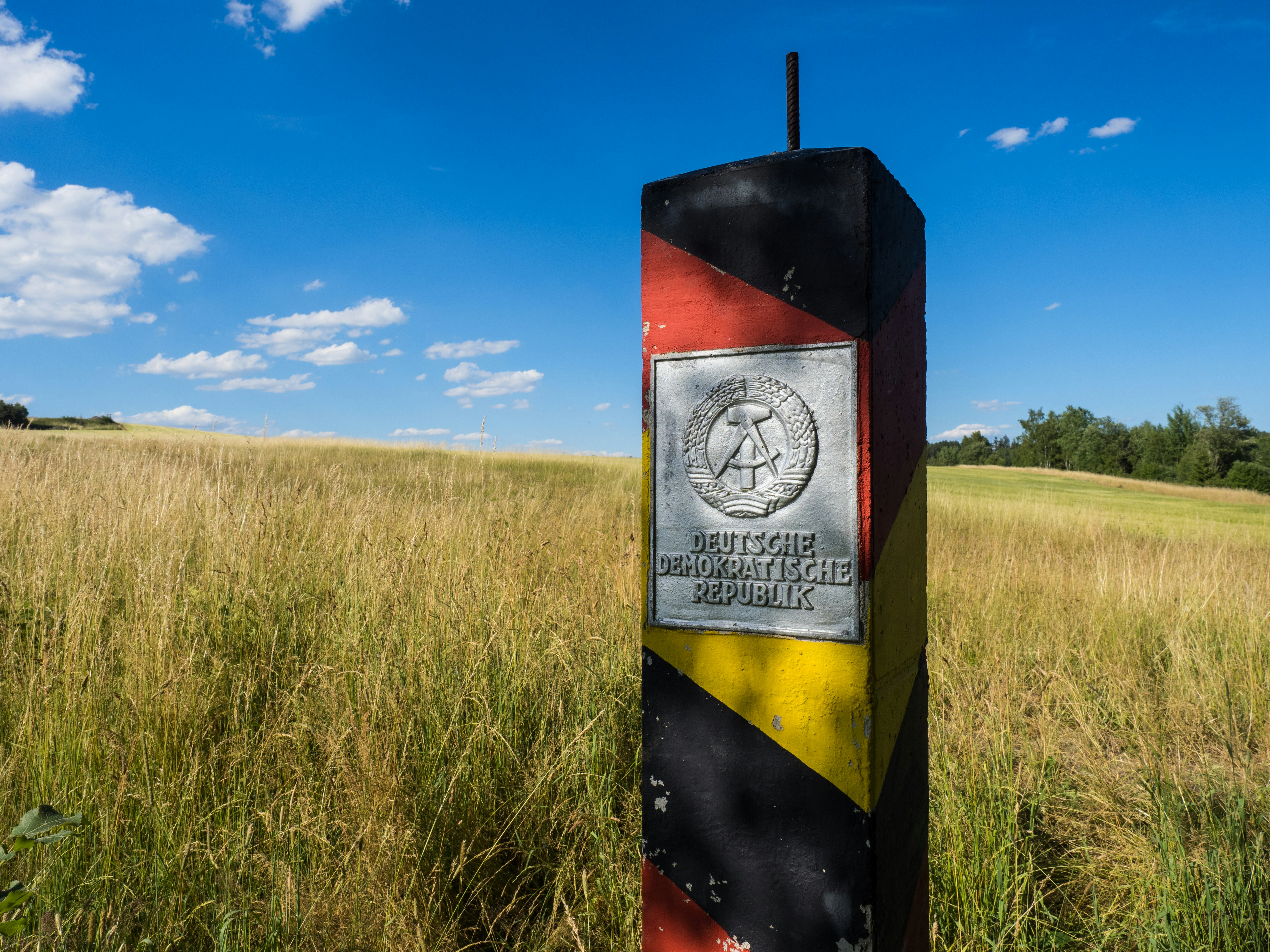 Posto di frontiera tedesco con colori e emblema nazionali.