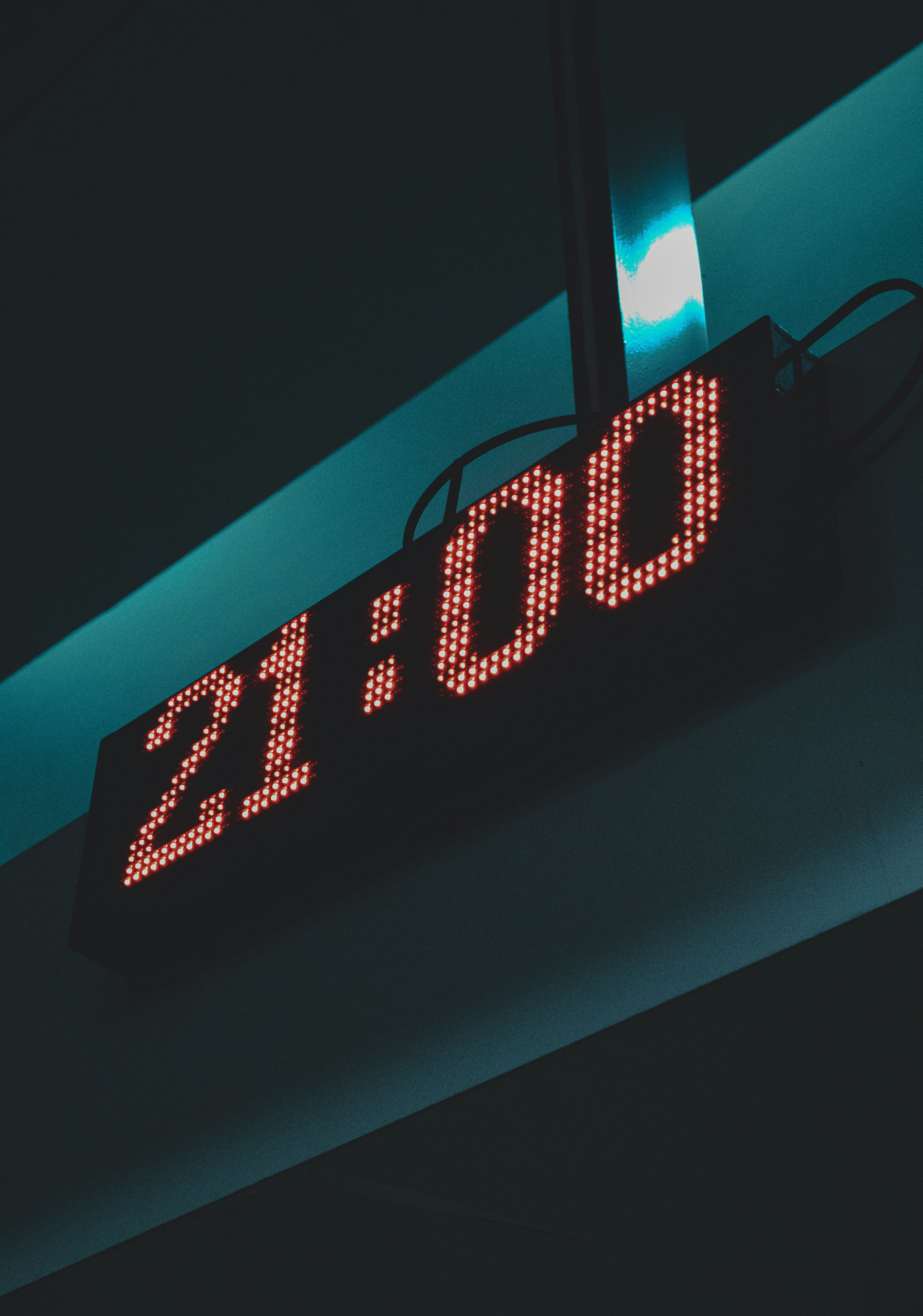 Digitale Uhr zeigt 21:00 Uhr bei blauem Licht an