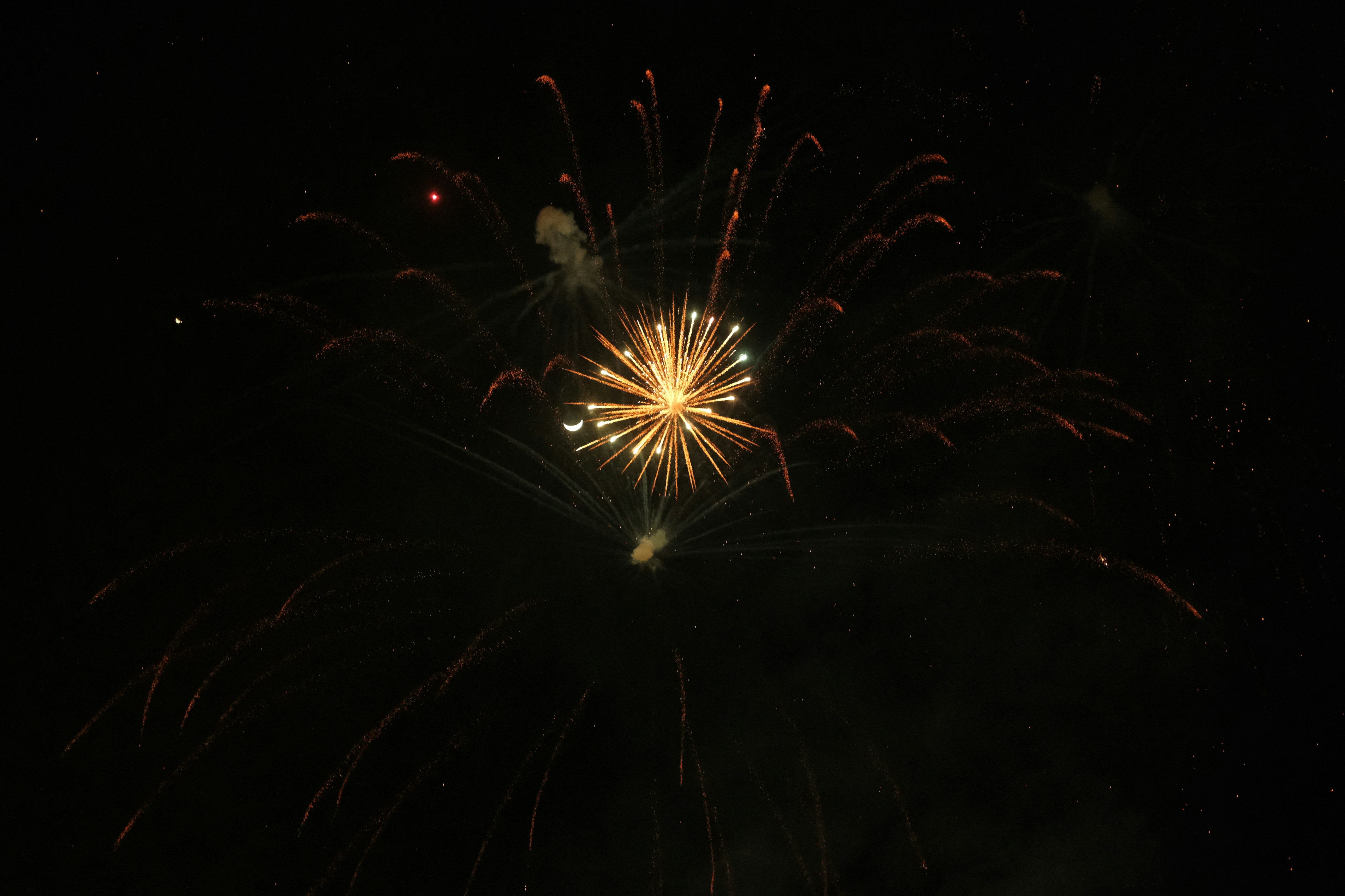 Helles Feuerwerk explodiert am dunklen Nachthimmel