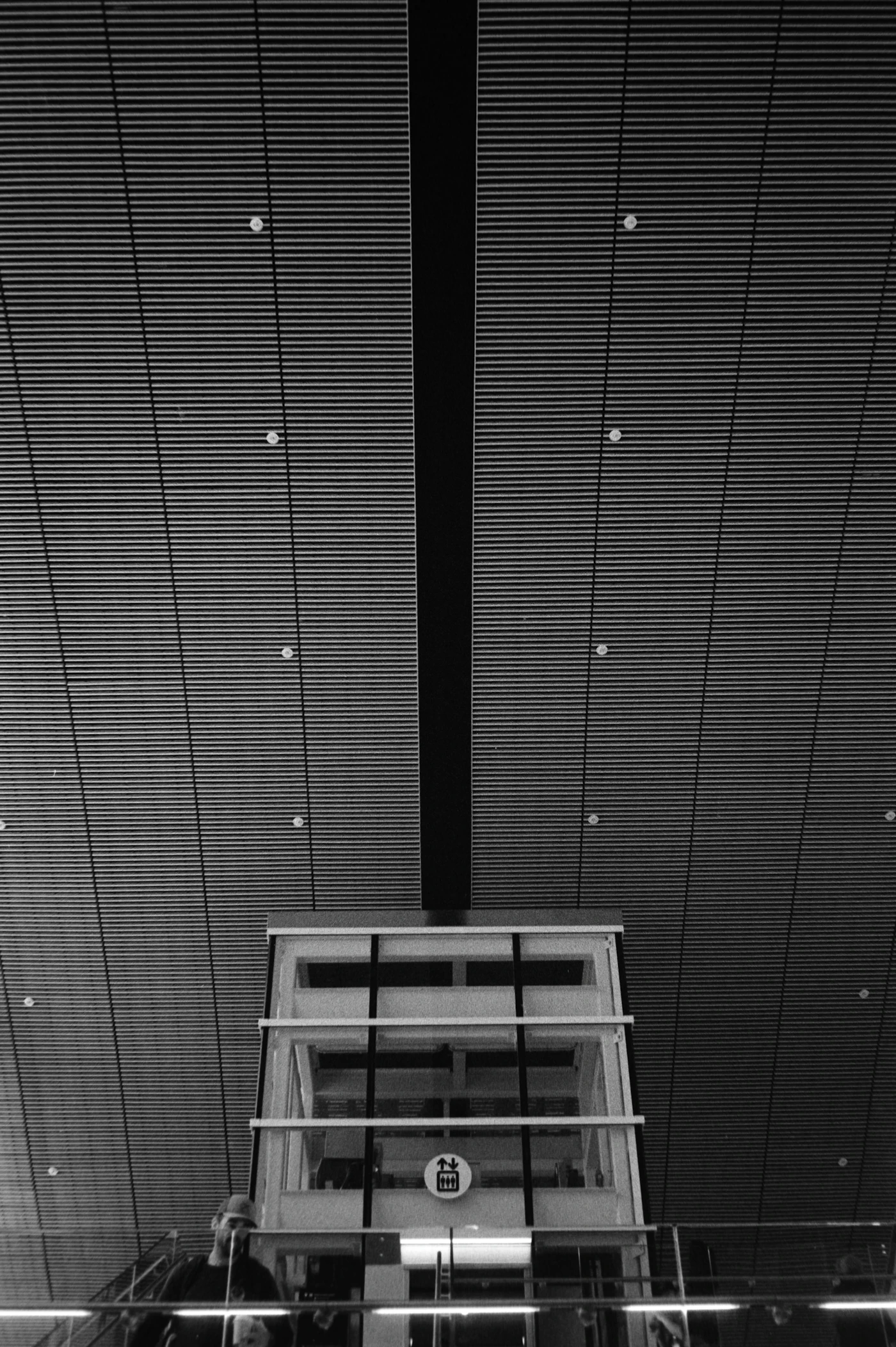 Arquitectura contemporánea con ascensor central, fotografía referencial