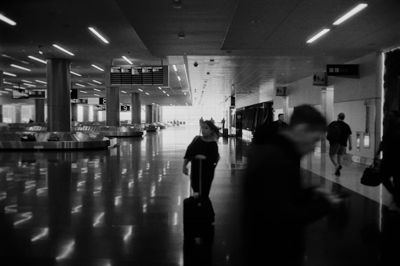 공항 터미널에 도착해 이동하는 여행객