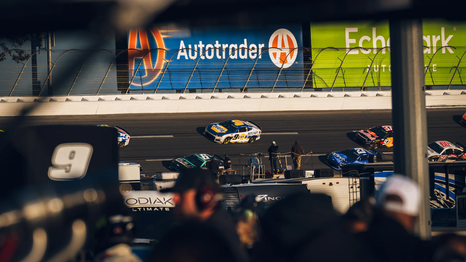 多辆赛车在赛道上高速通过看台前方