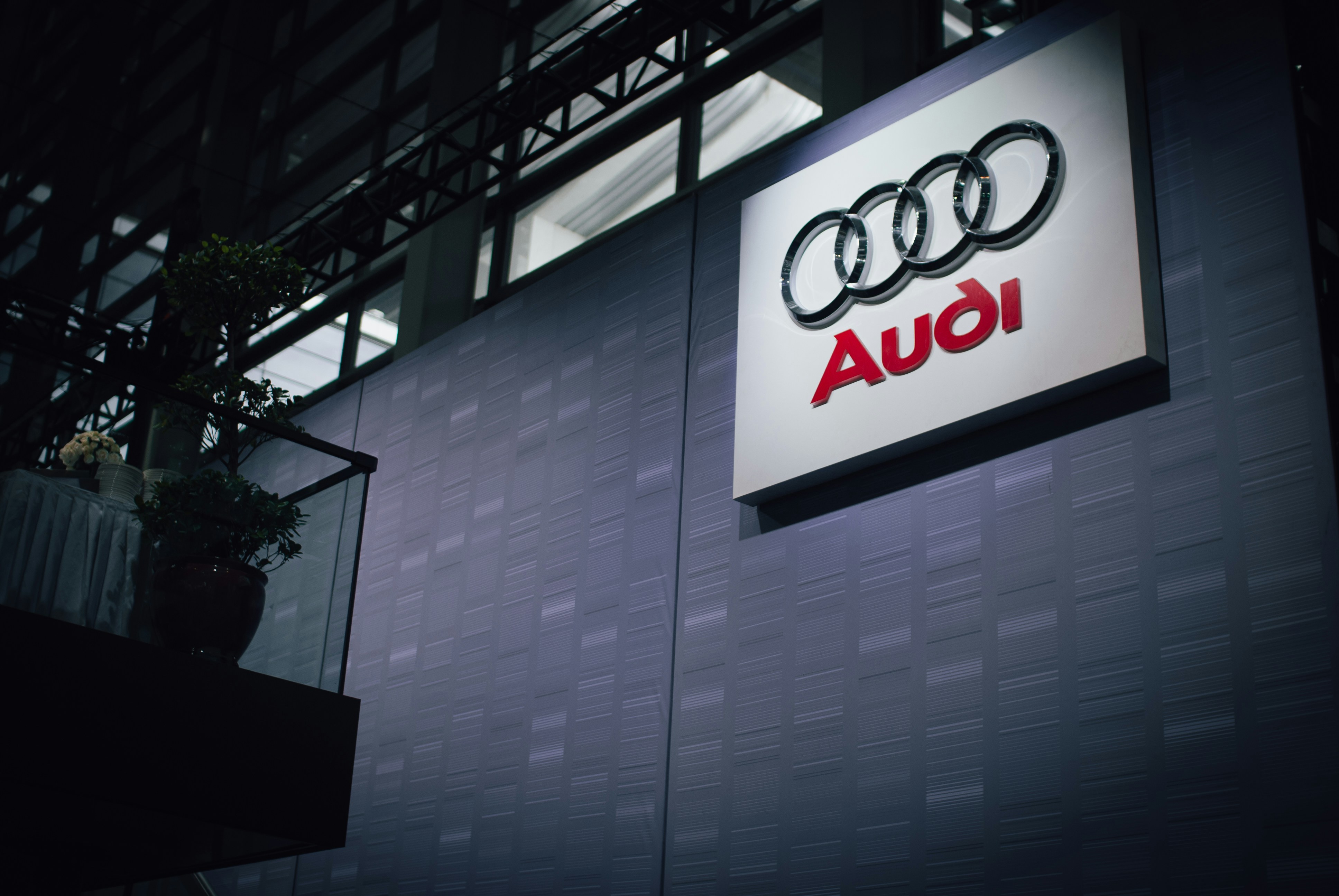 The Digital Showroom: Embracing AI and AR for Enhanced Customer Interaction