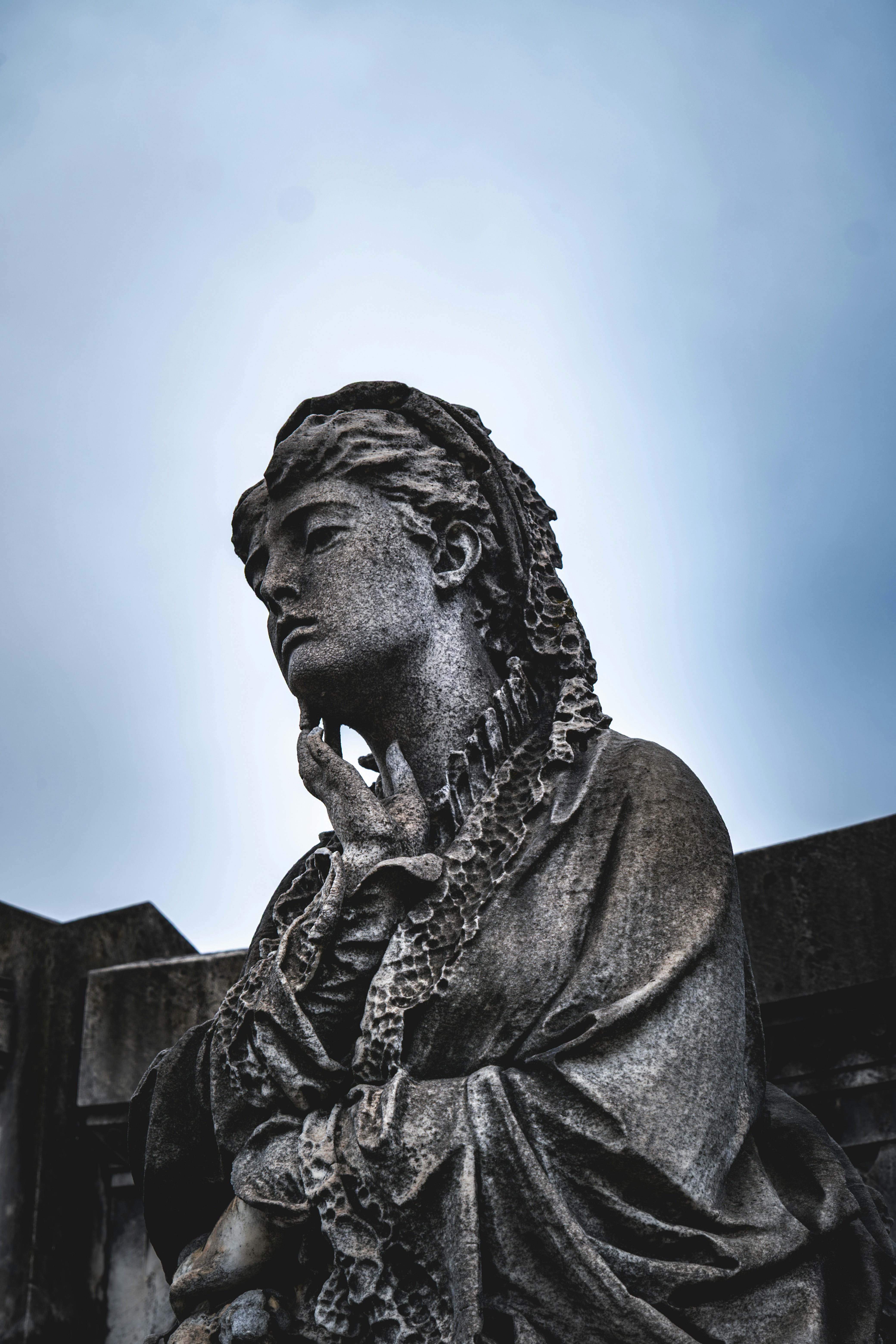 精巧な装飾が施された女性の石像。