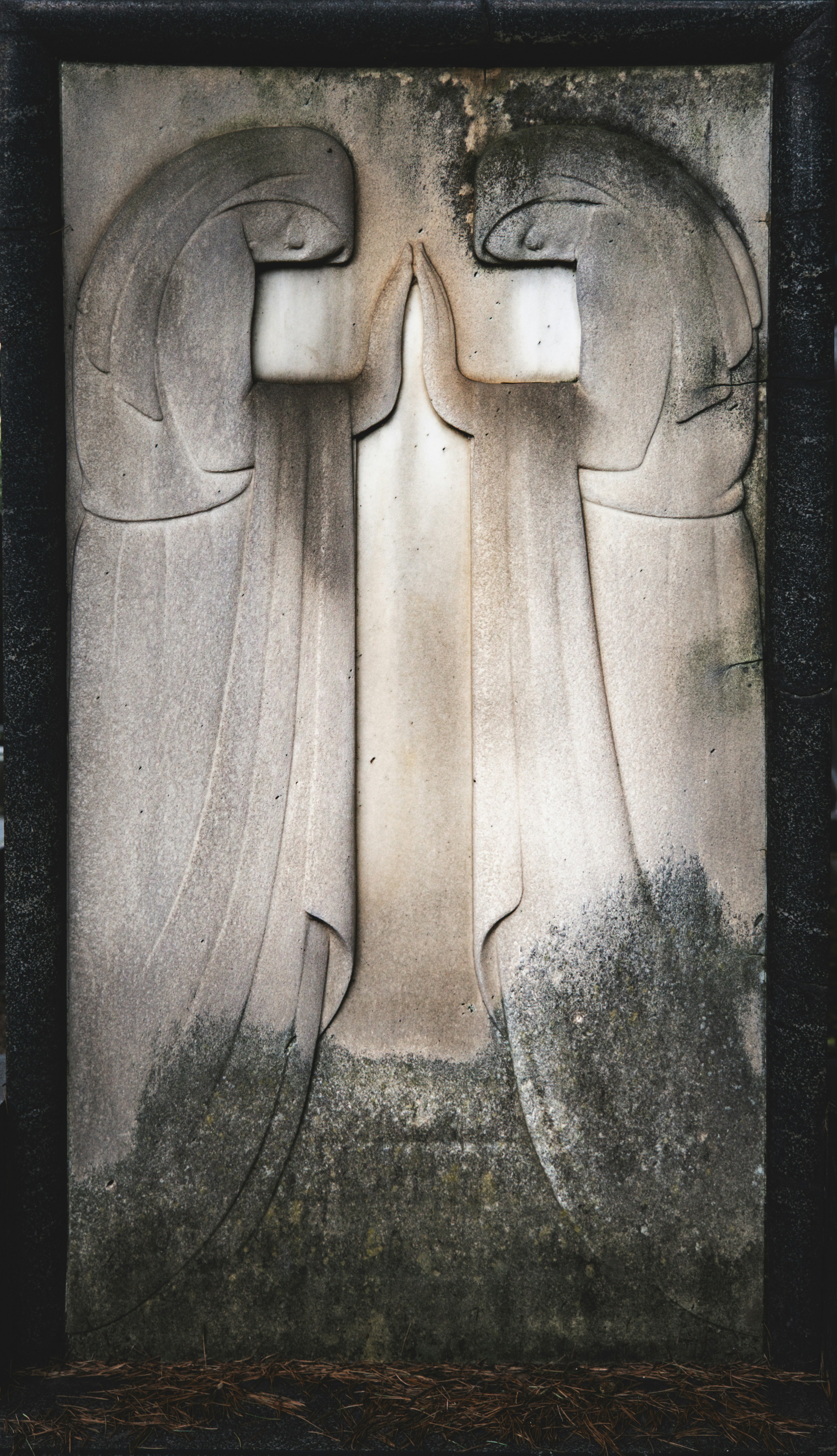 石に彫られた二つの喪に服する像