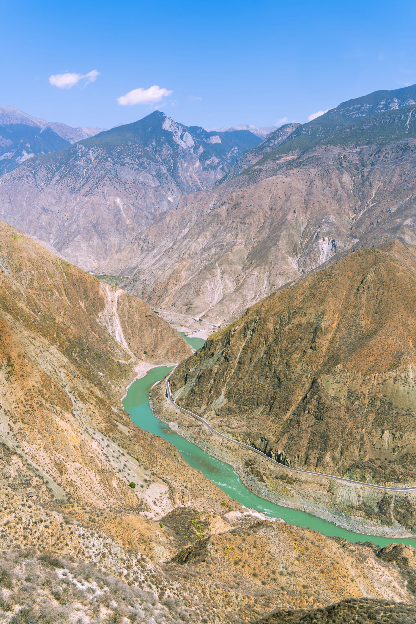 Río de aguas turquesas atravesando un cañón de montaña