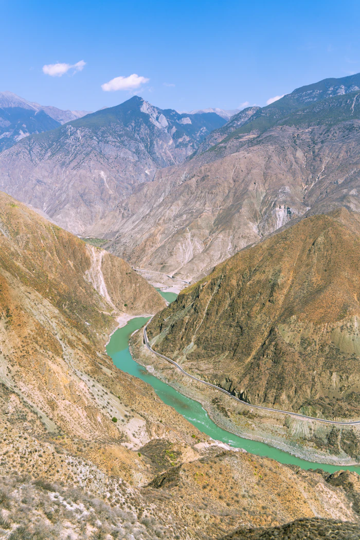 Cañón de montaña con río turquesa