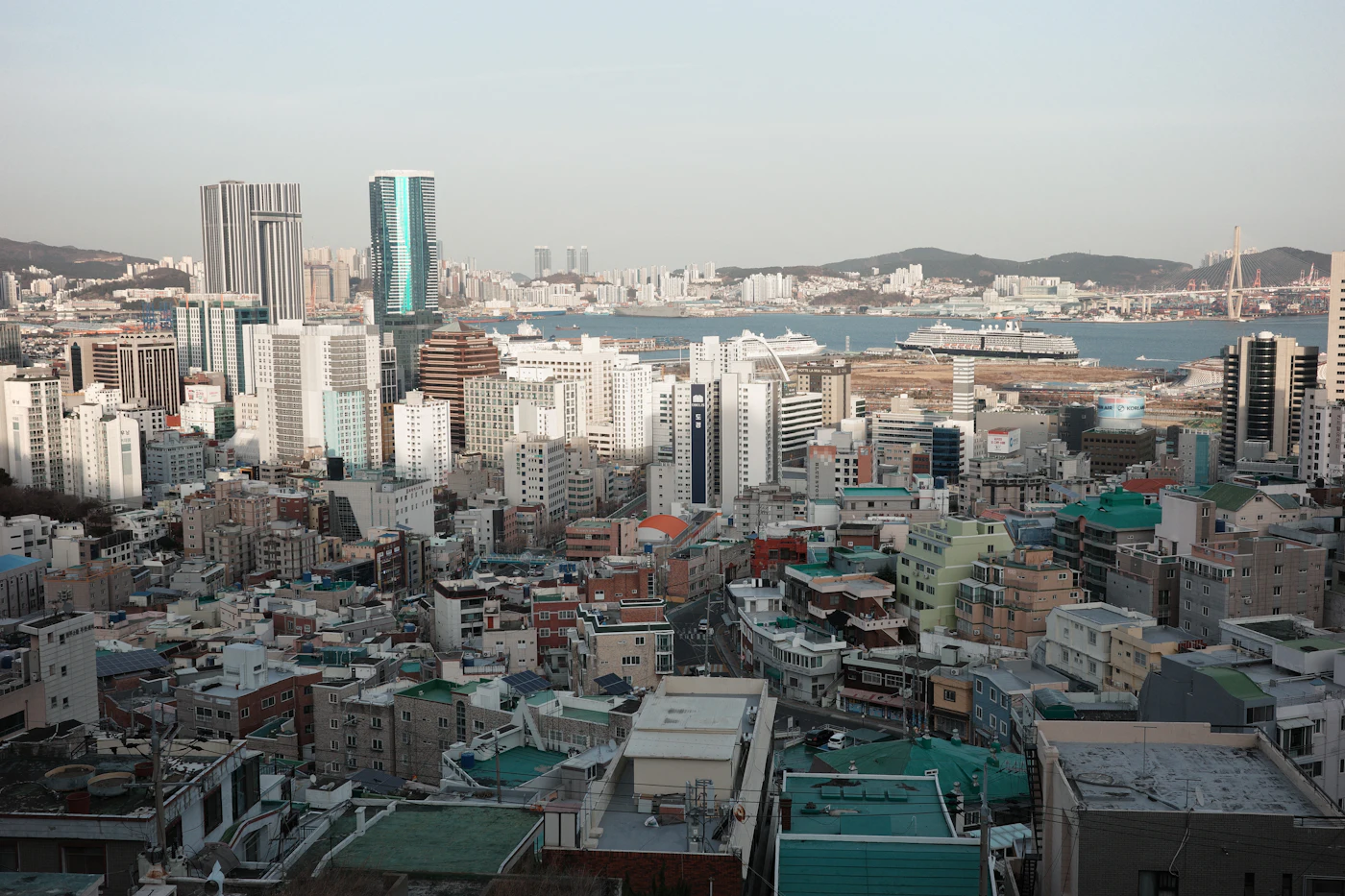부산의 항구와 도시 풍경