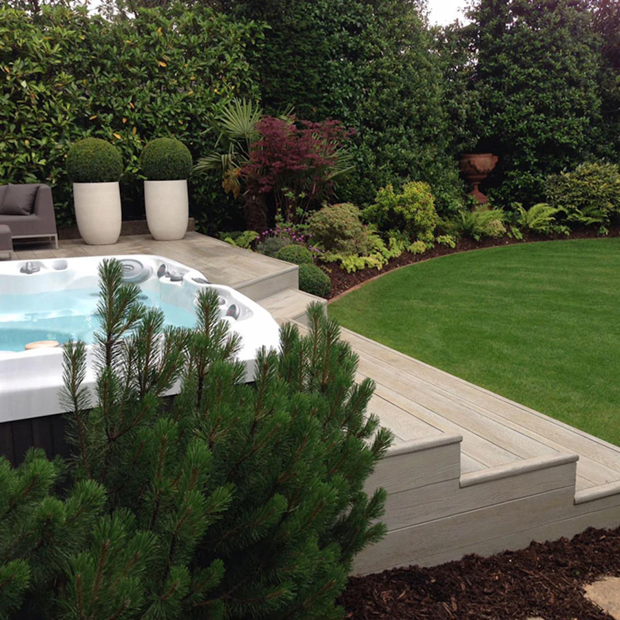 Spa encastré dans un jardin urbain paysager.