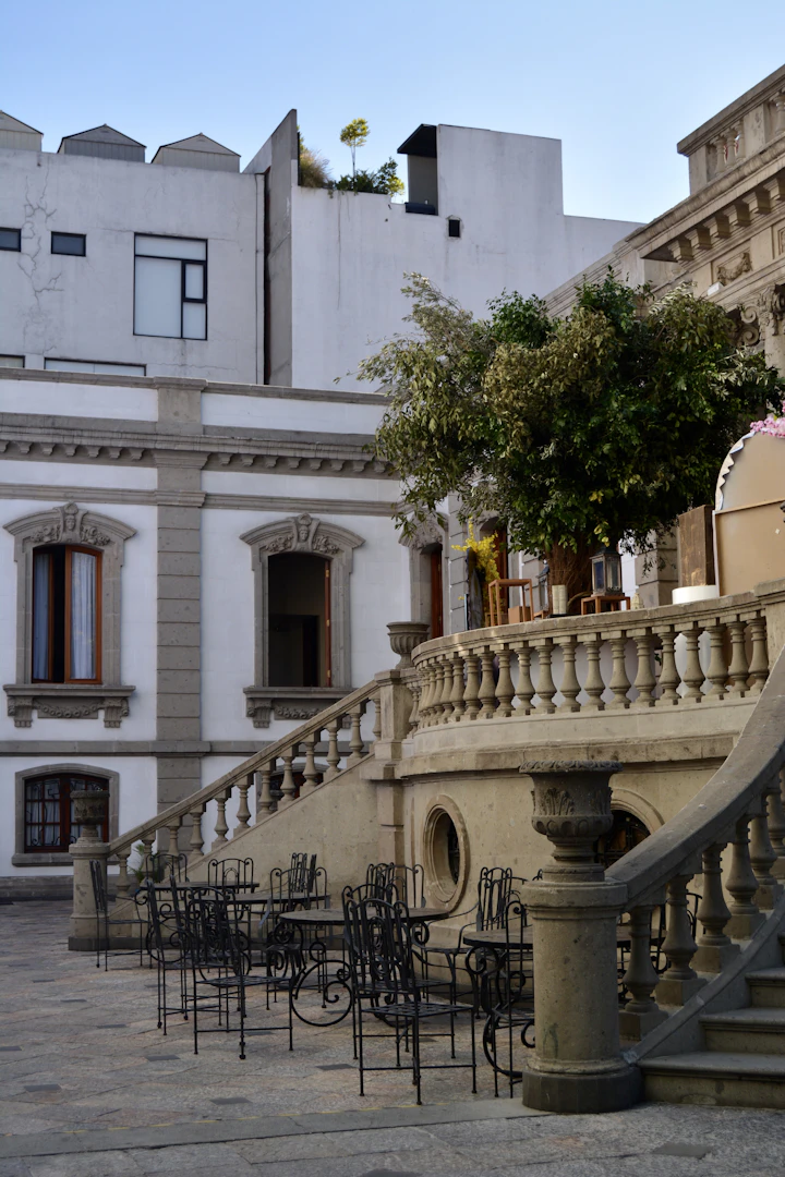 Terraza exterior con escalera de cantera colonial