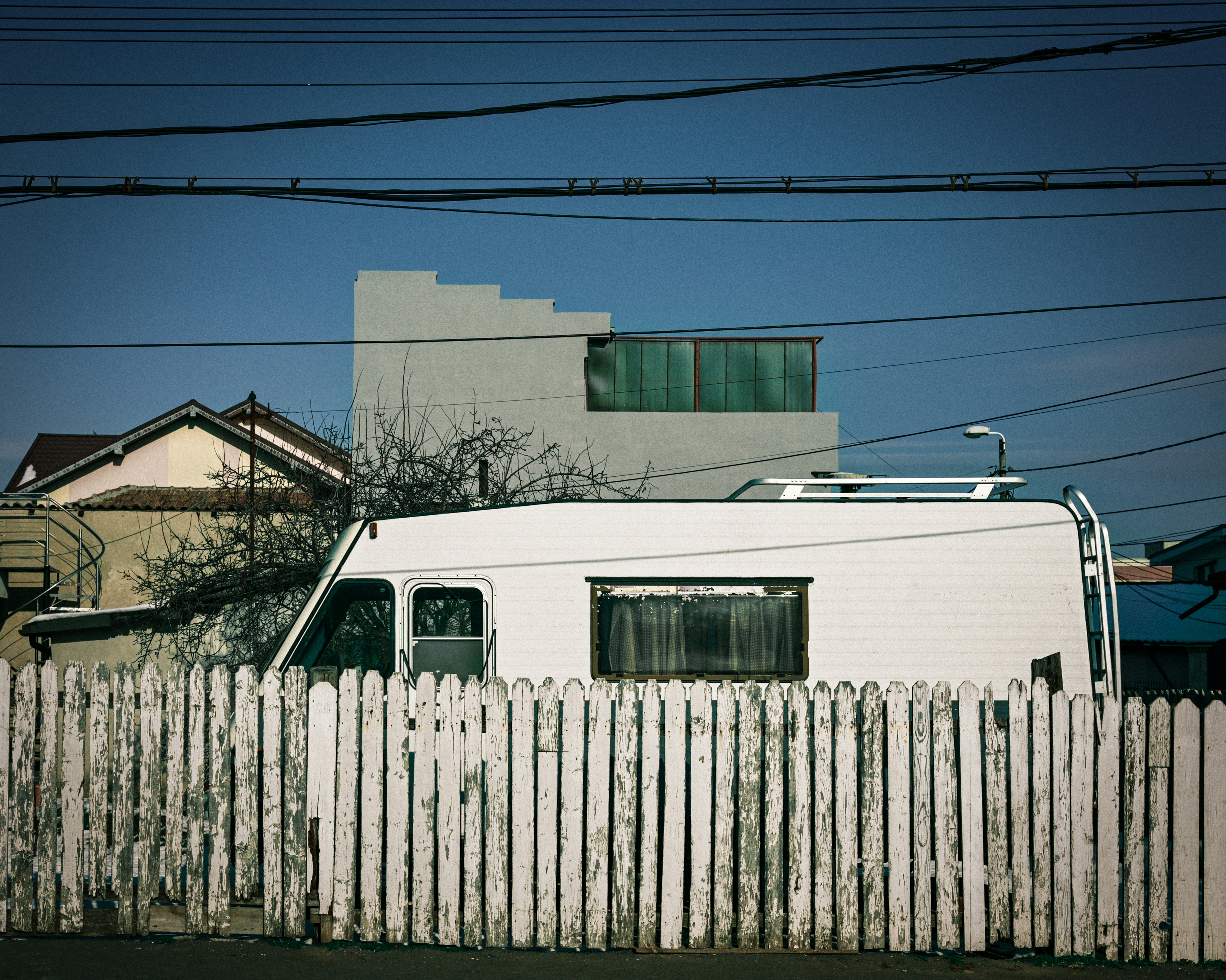 unmarked white van in a residential neighborhood - how to find trustworthy contractors for storm damage repair