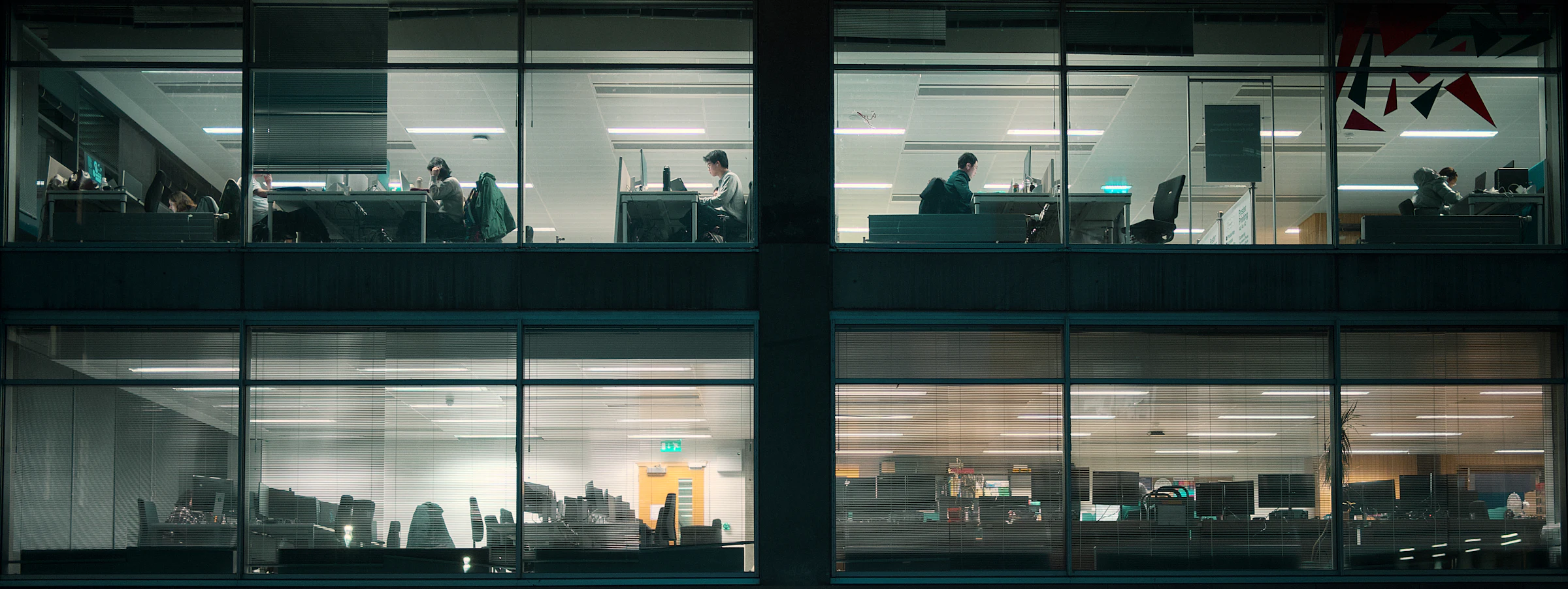 Des fenêtres de bureaux éclairées, la nuit