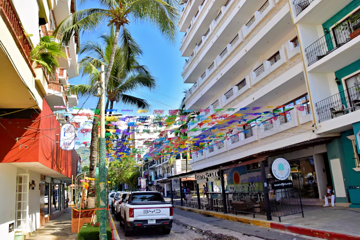 Calle de Puerto Vallarta decorada con banderitas de colores