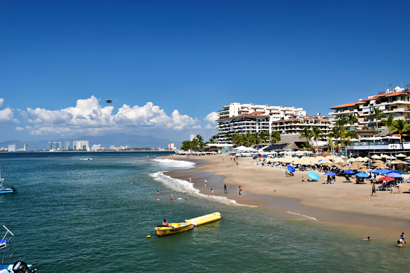 Playa soleada con edificios frente al mar