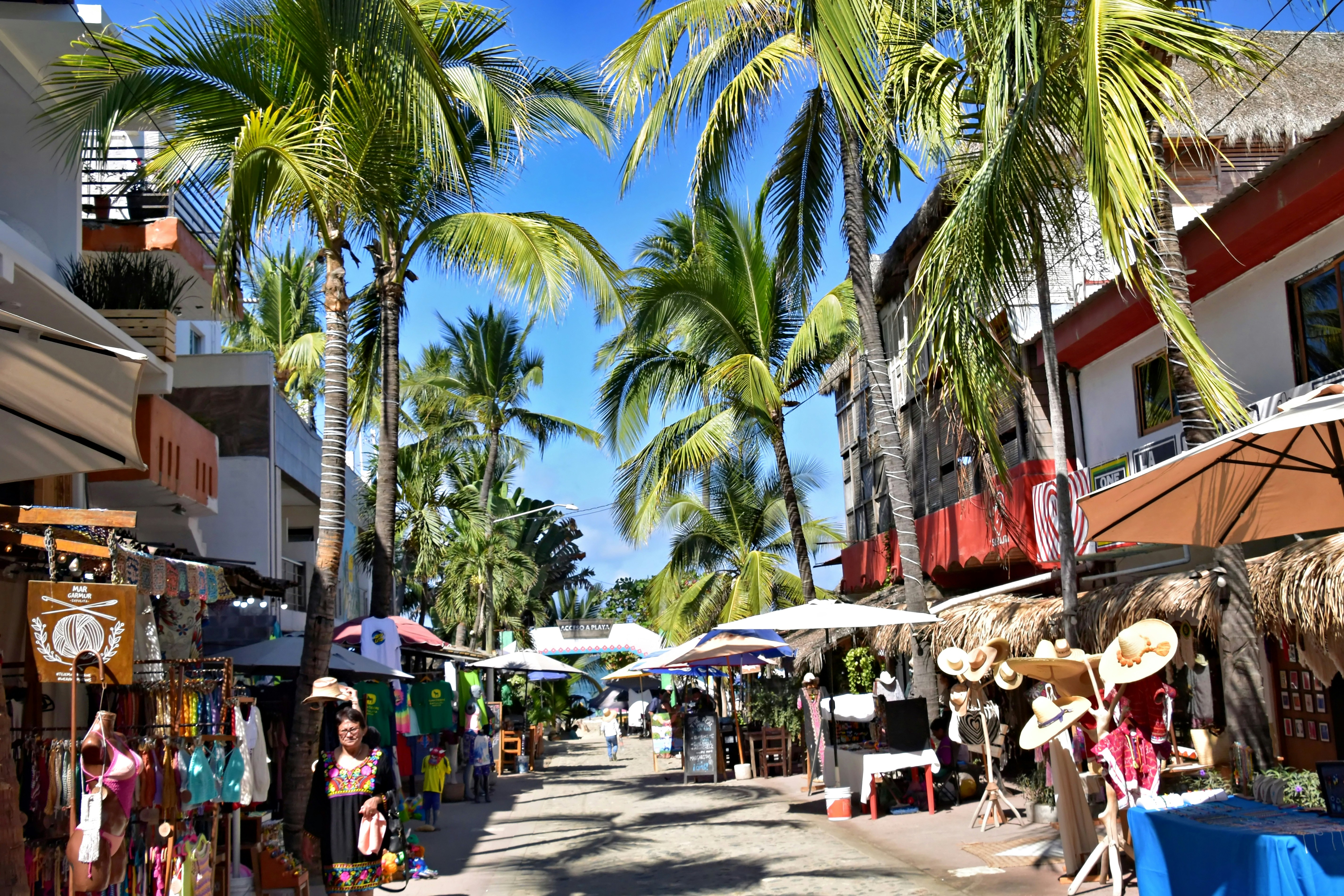Magasins de souvenirs dans une rue du Mexique.