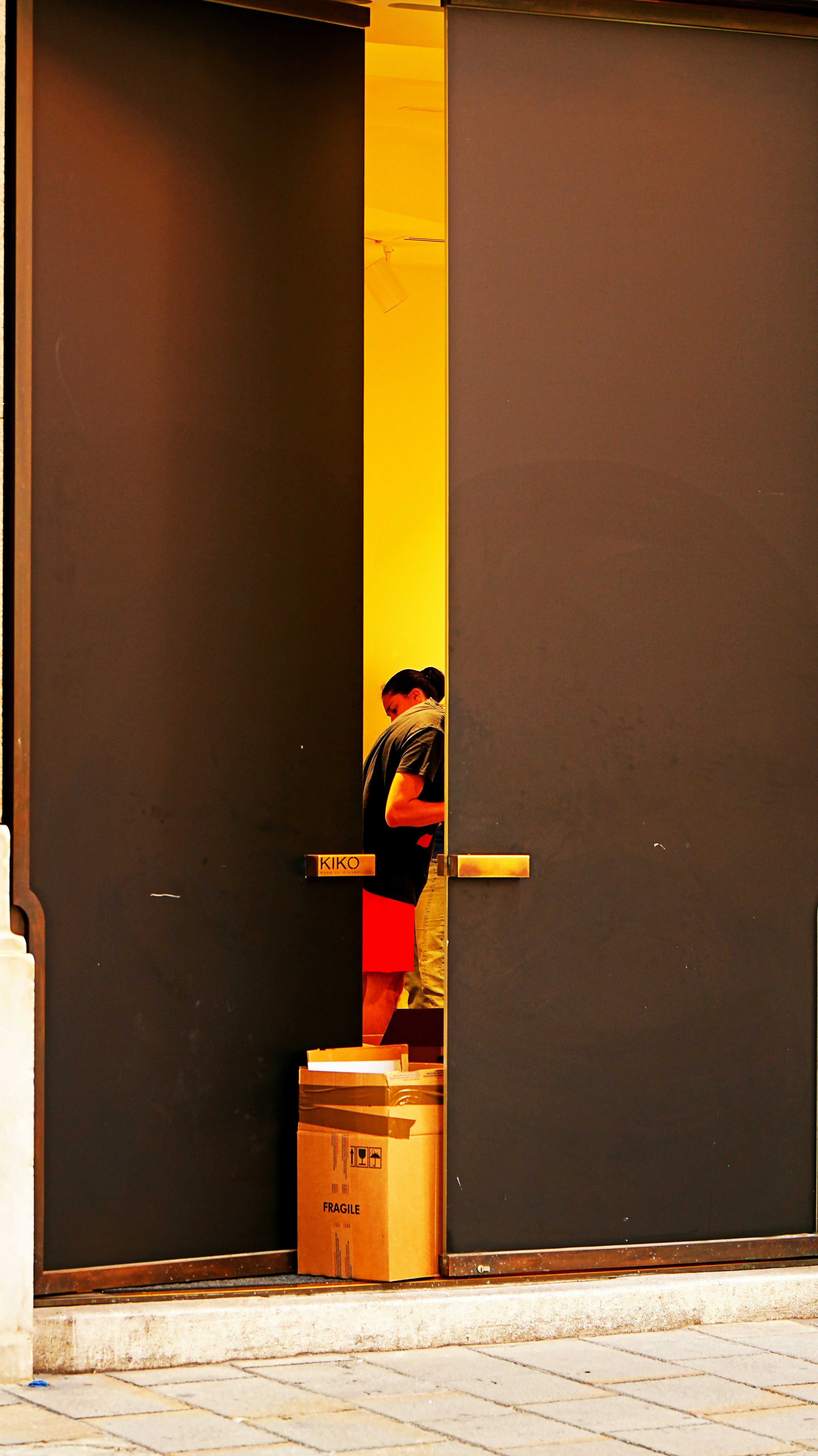 Zwei Personen stehen in der Nähe einer Tür mit Kisten.