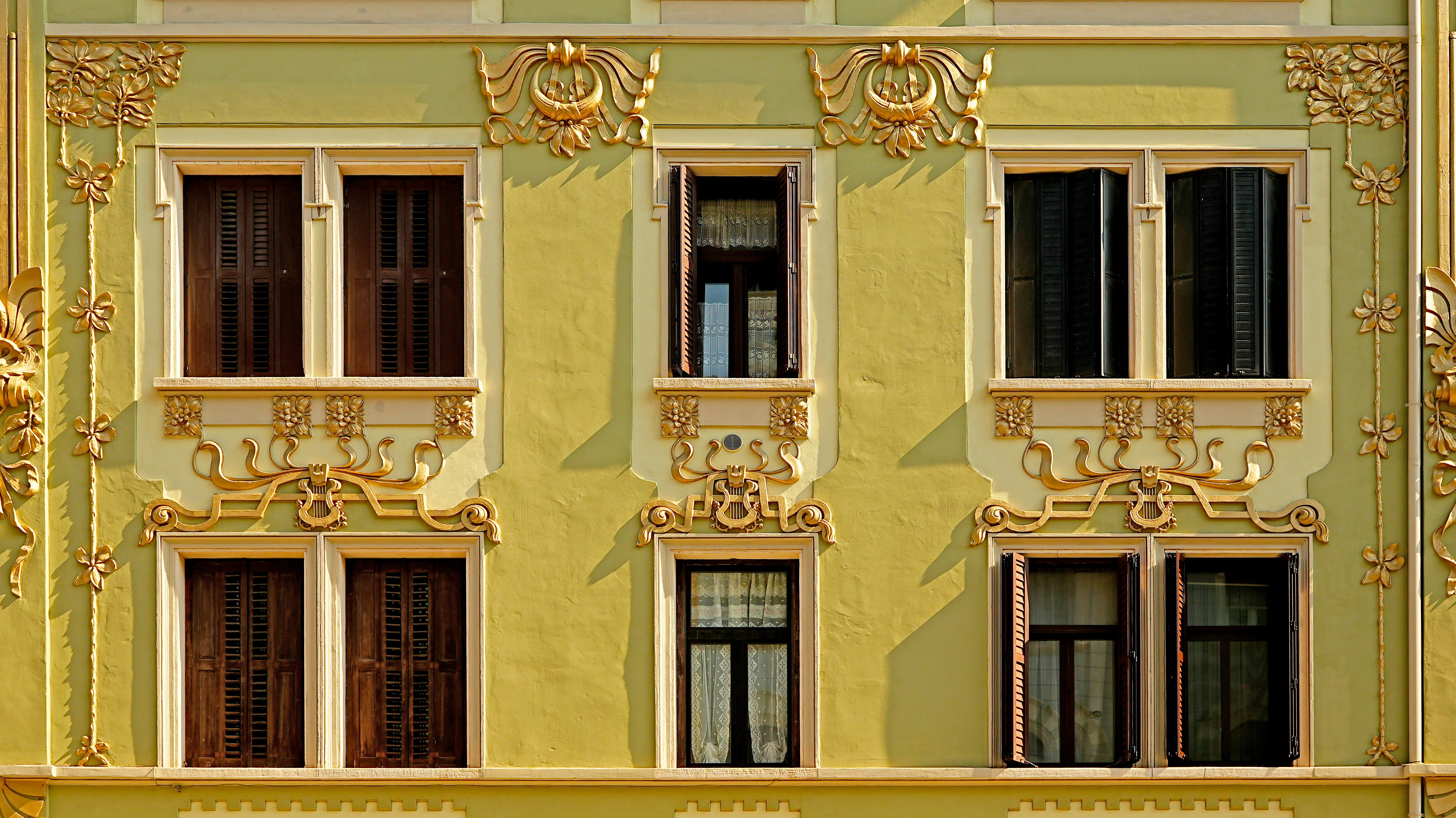 gold balcony decor, wallpaper, Gold Accent Balcony Renovation: Stylish Outdoor Spaces 4