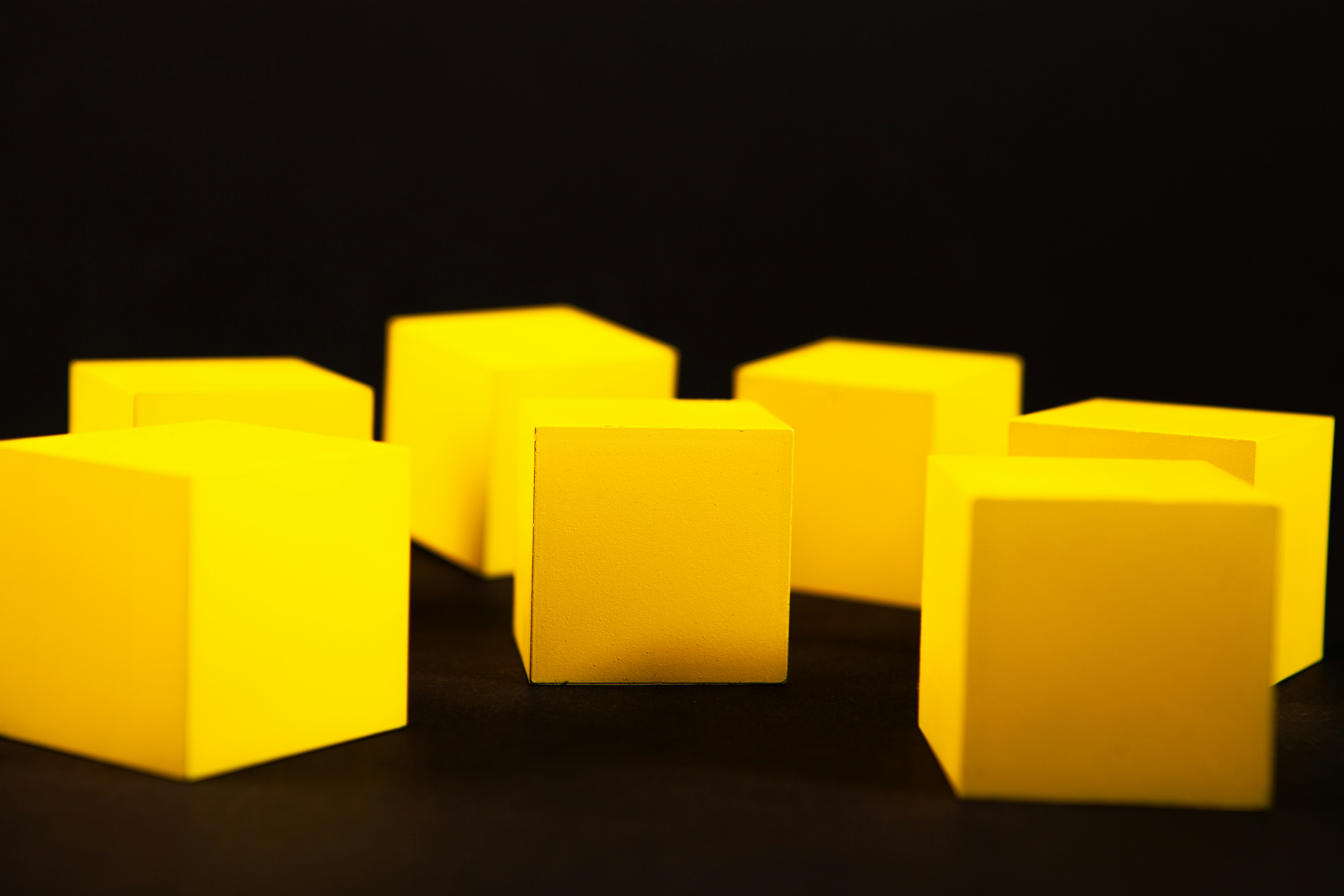 Diversi cubetti gialli disposti su una superficie scura.