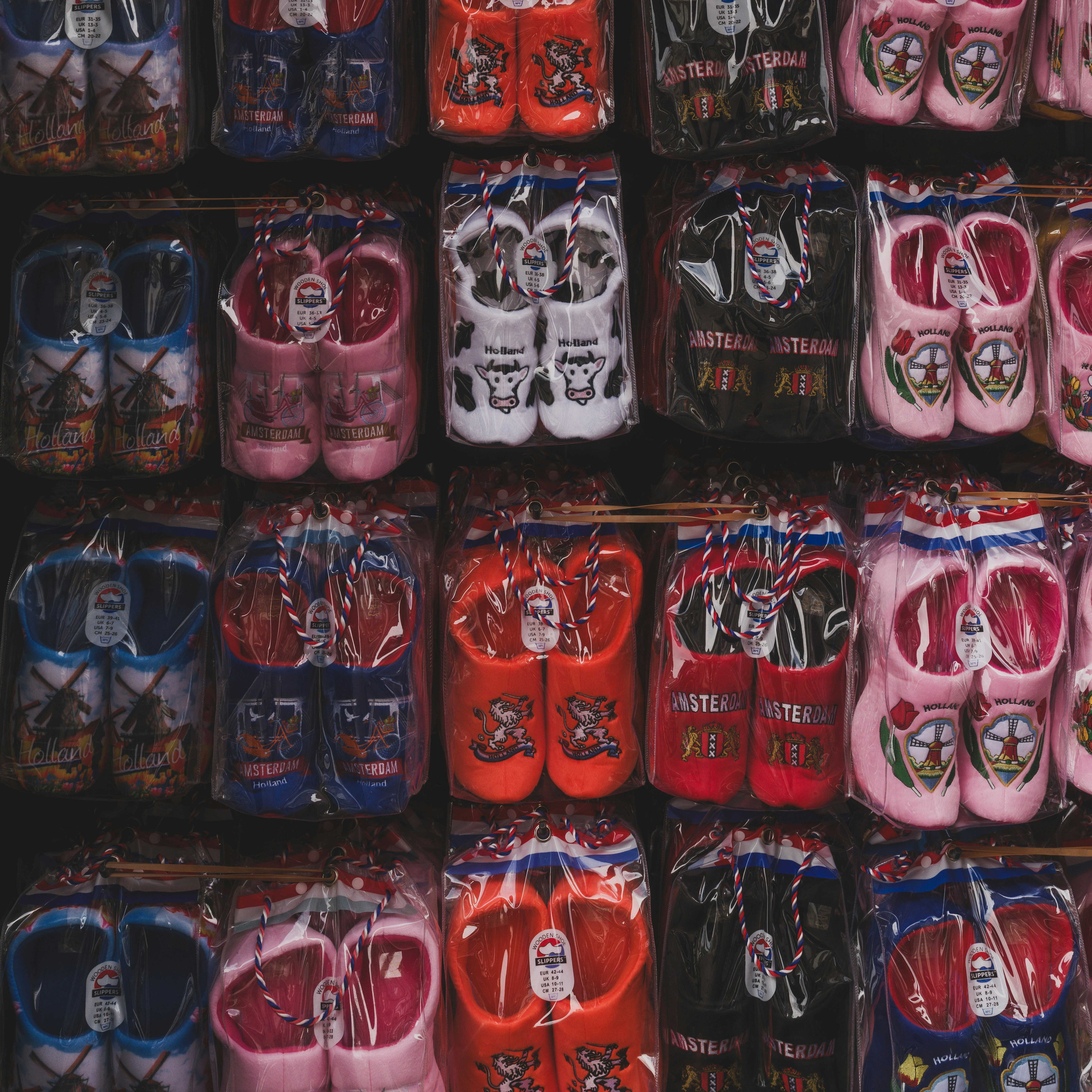 Des rangées de chaussures de bébé colorées exposées sur emballage.